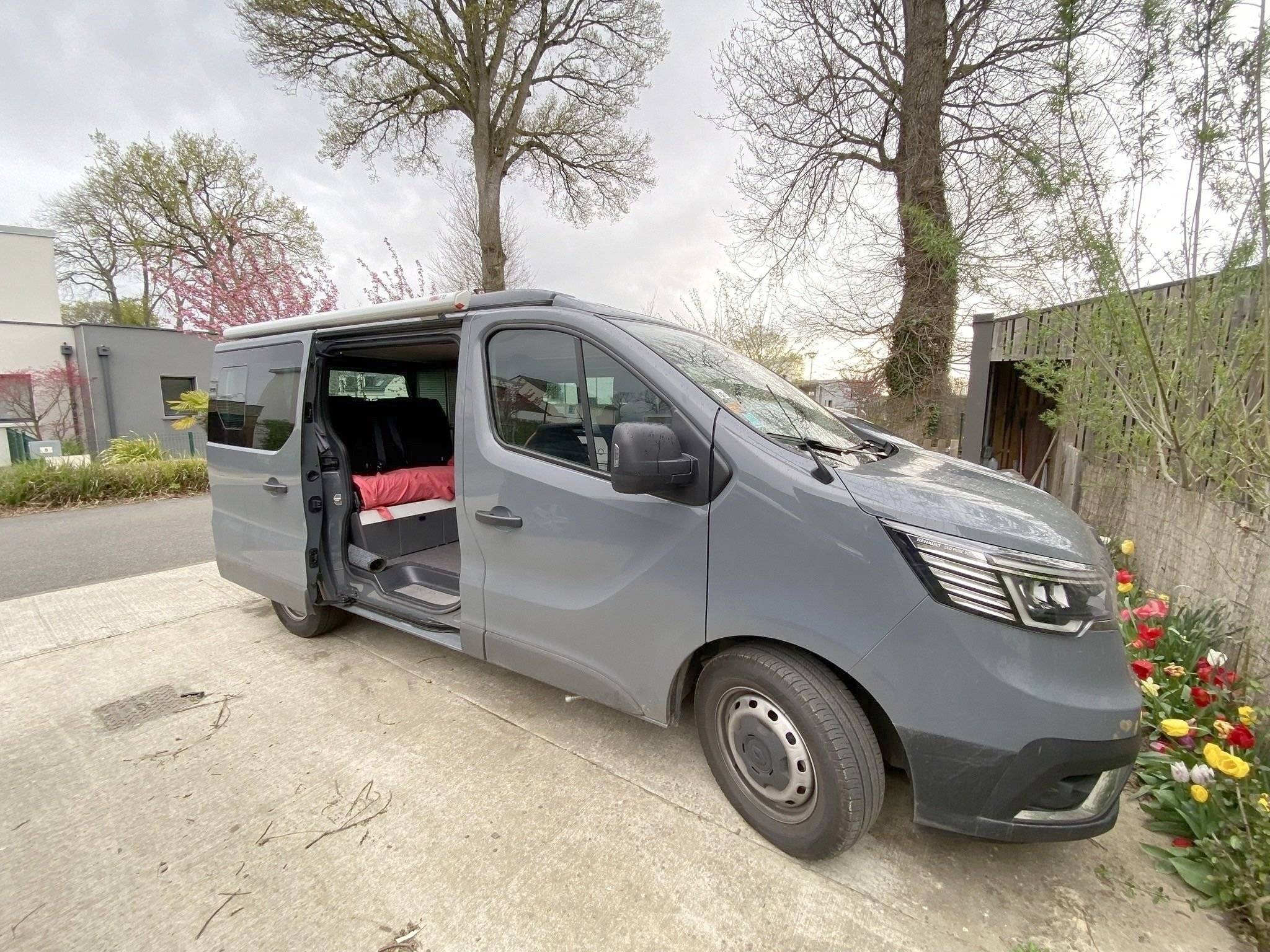 schräge Vorderansicht Renault Trafic III Confort 1,6 l 115 ch - Yescapa