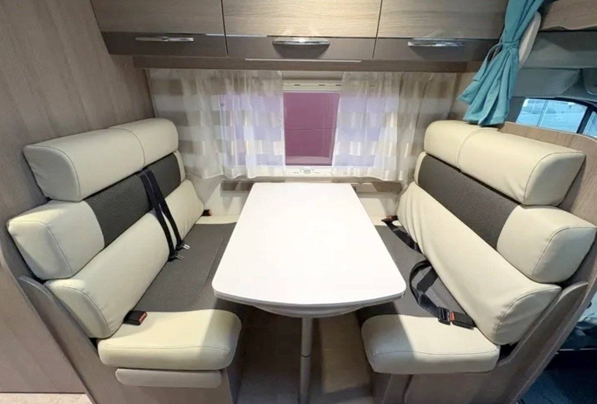 Dining Area Ford - Yescapa