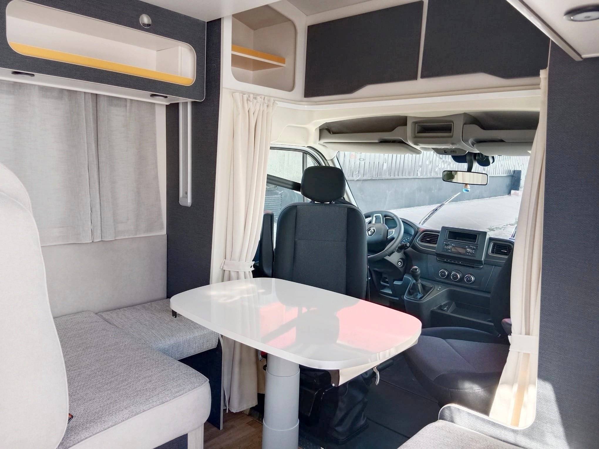 Dining Area Renault Renault master - Yescapa