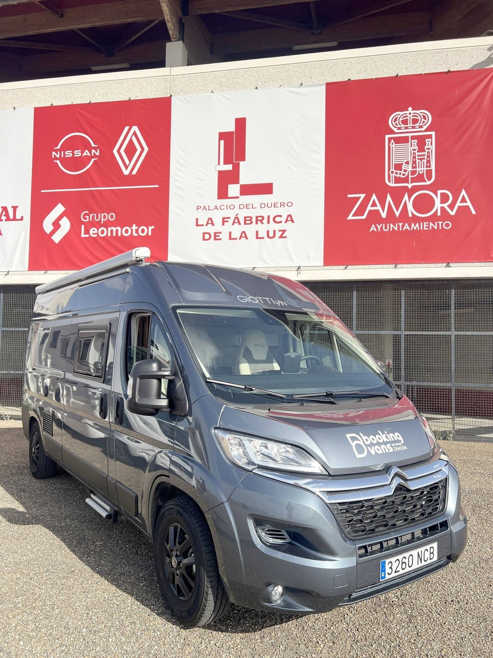 Front view from 3/4 Citroën Citroën jumper - Yescapa