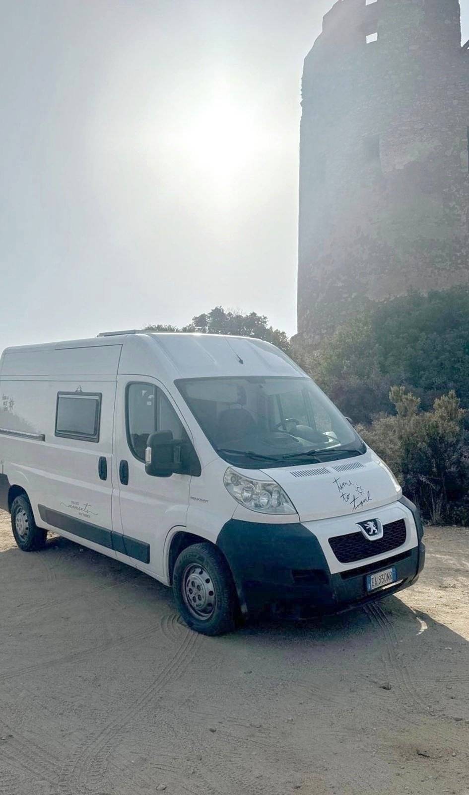 Vue avant de 3/4 Peugeot boxer 2,2l HDI 120 ch - Yescapa