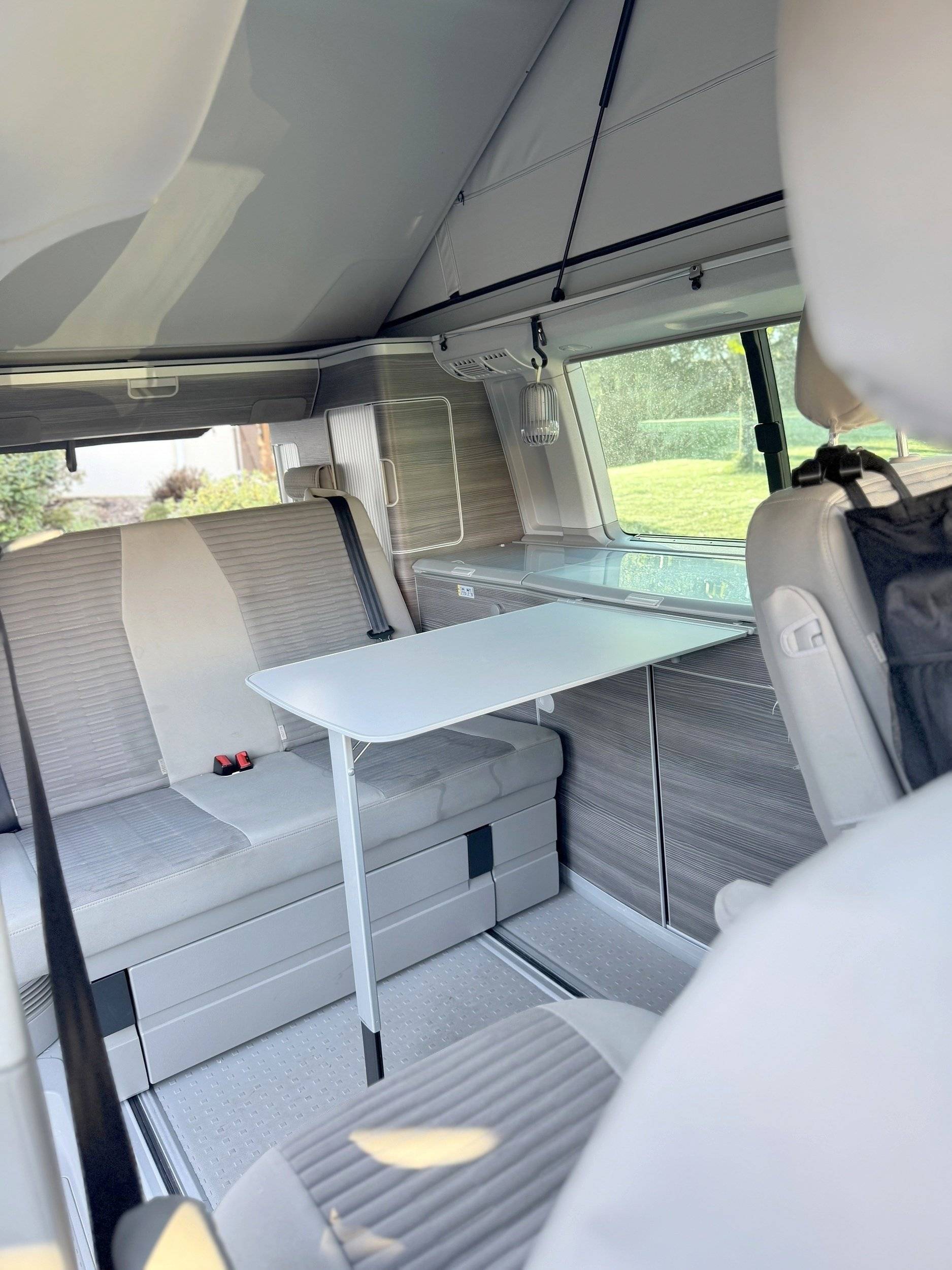 Dining Area Volkswagen T6.1 OCEAN 2.0TDI 150CV DSG - Yescapa