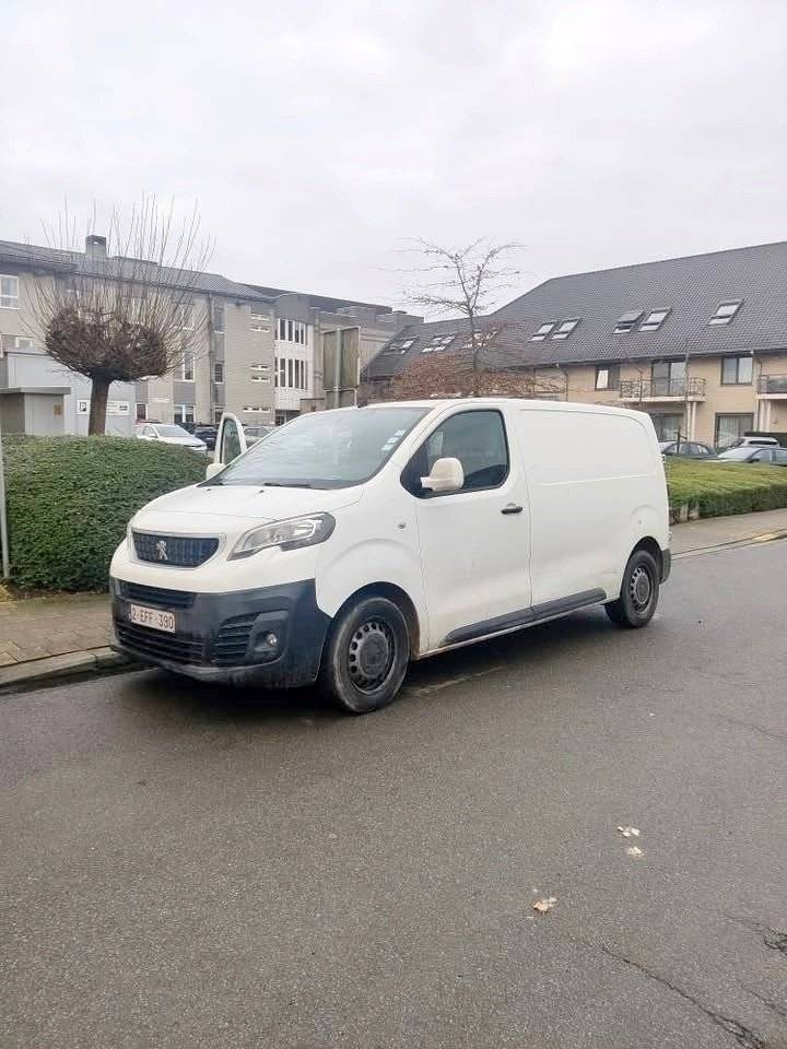 Front view from 3/4 Peugeot - Yescapa