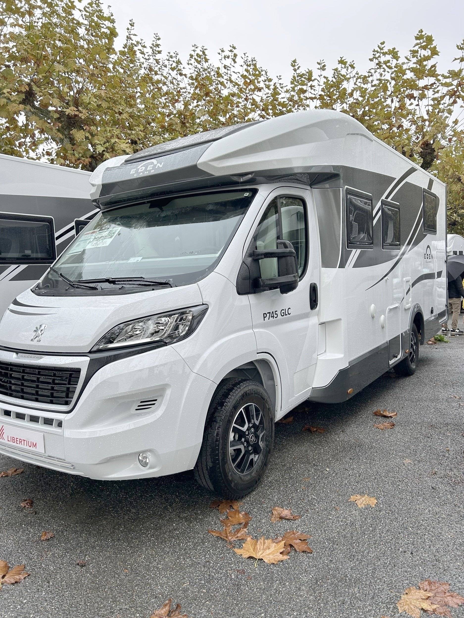 Vue avant de 3/4 Peugeot Boxer 2.2 Blue HDI 140ch - Yescapa