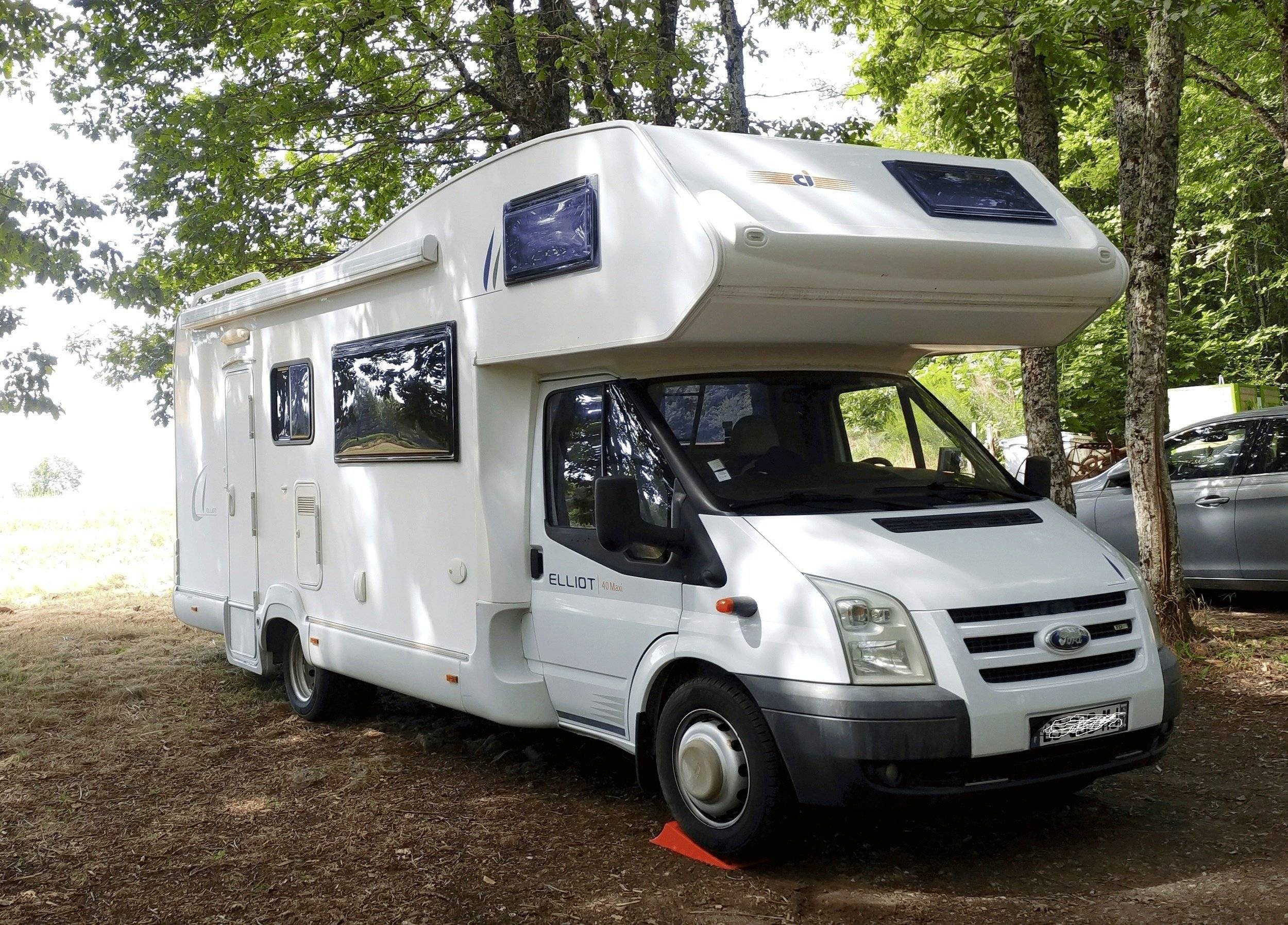 Vue avant de 3/4 Ford ford transit - Yescapa