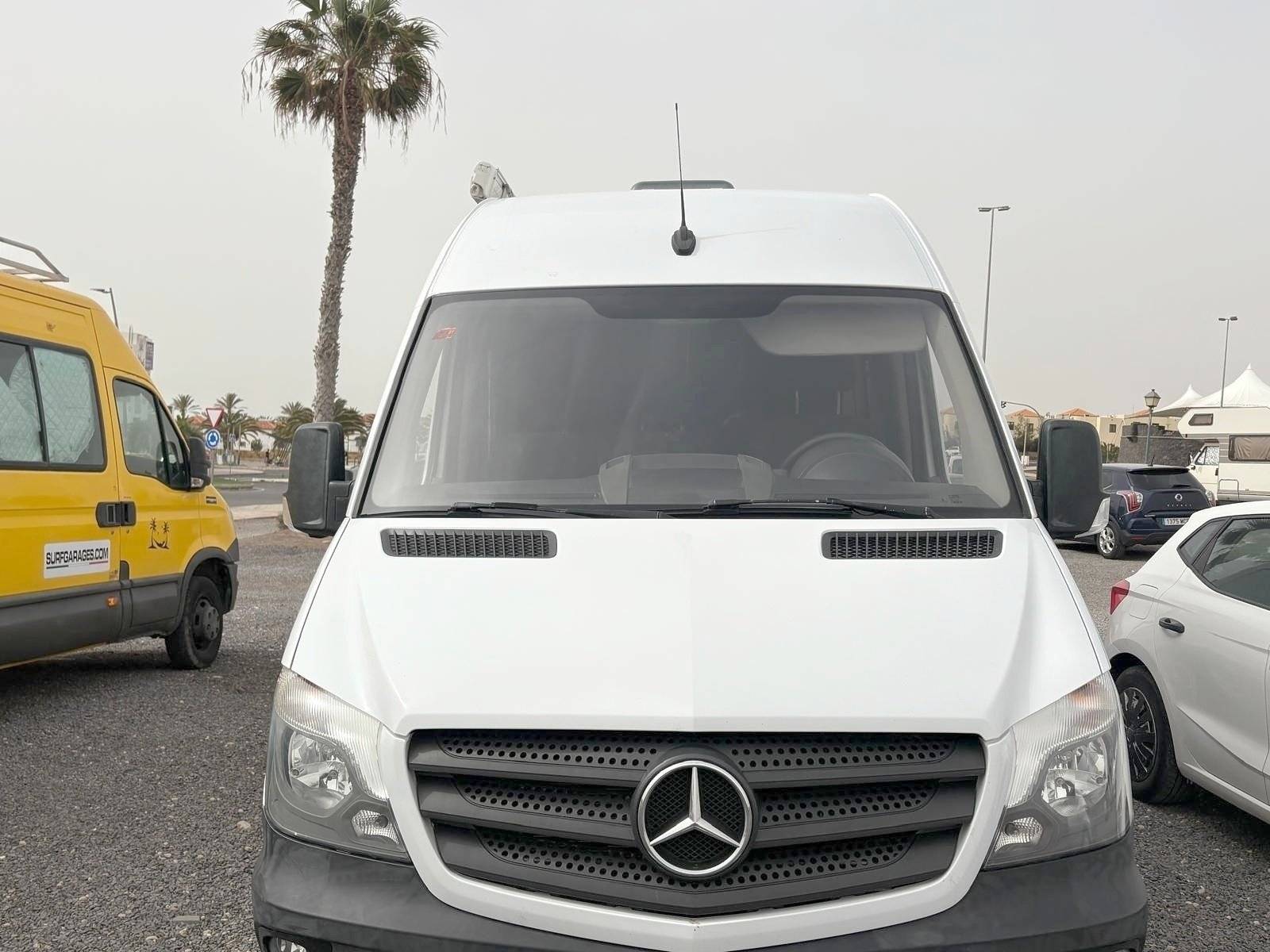 Front view from 3/4 Mercedes Sprinter 2,15 l 115 ch - Yescapa