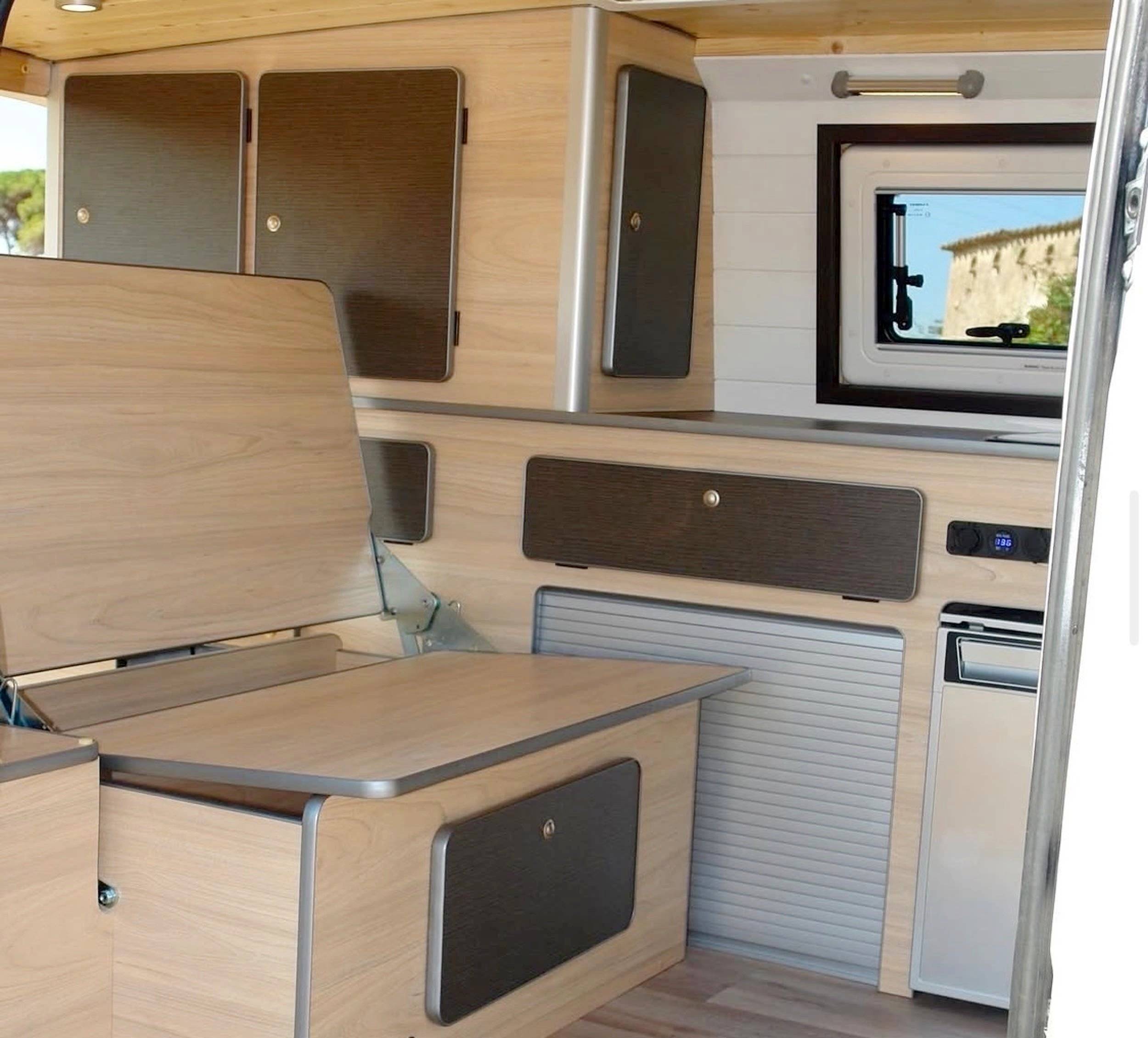 Dining Area Mercedes 1,6 l 114 ch - Yescapa