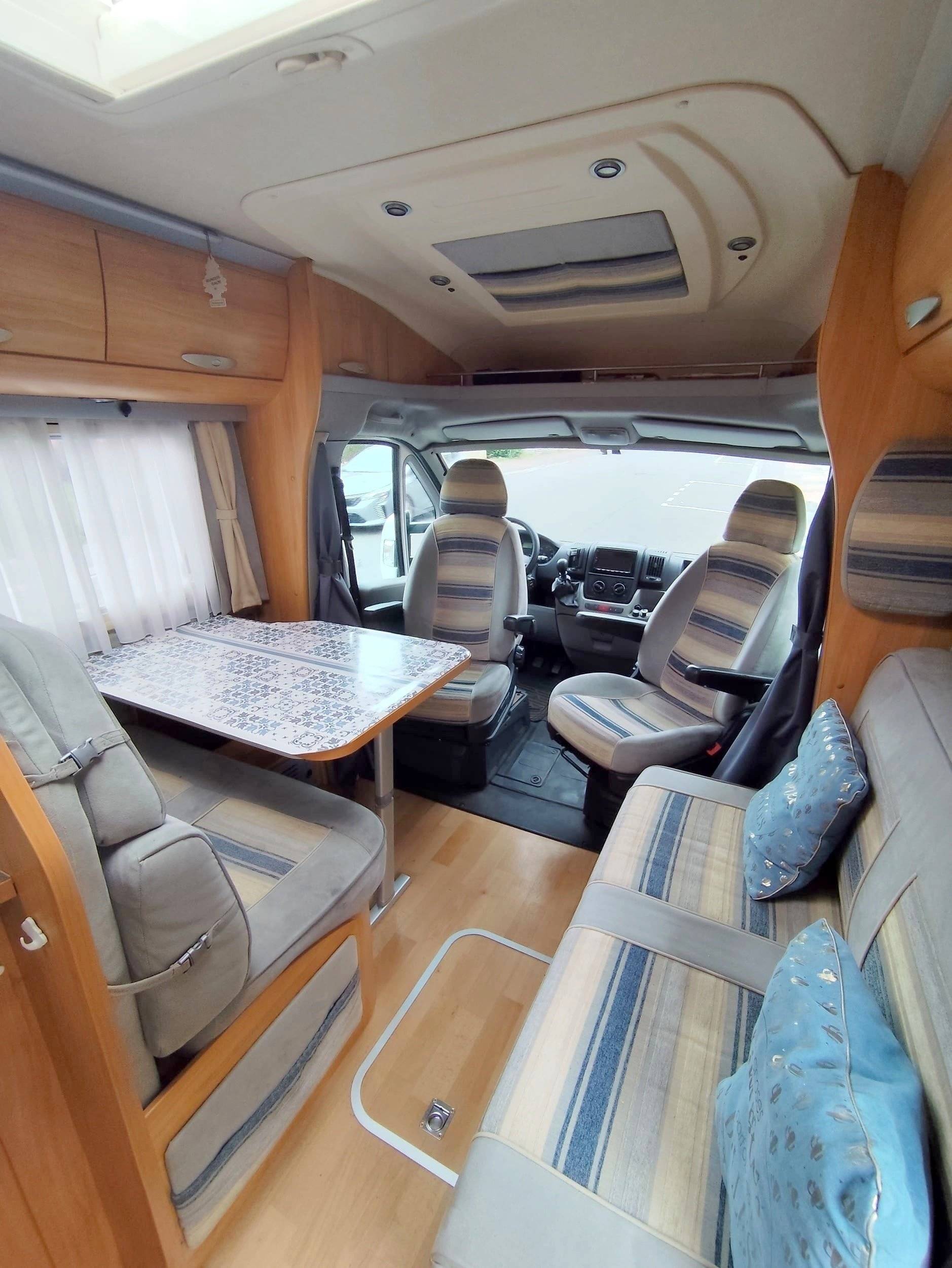 Dining Area Fiat Ducato 2,3 l Multijet 130 ch. - Yescapa