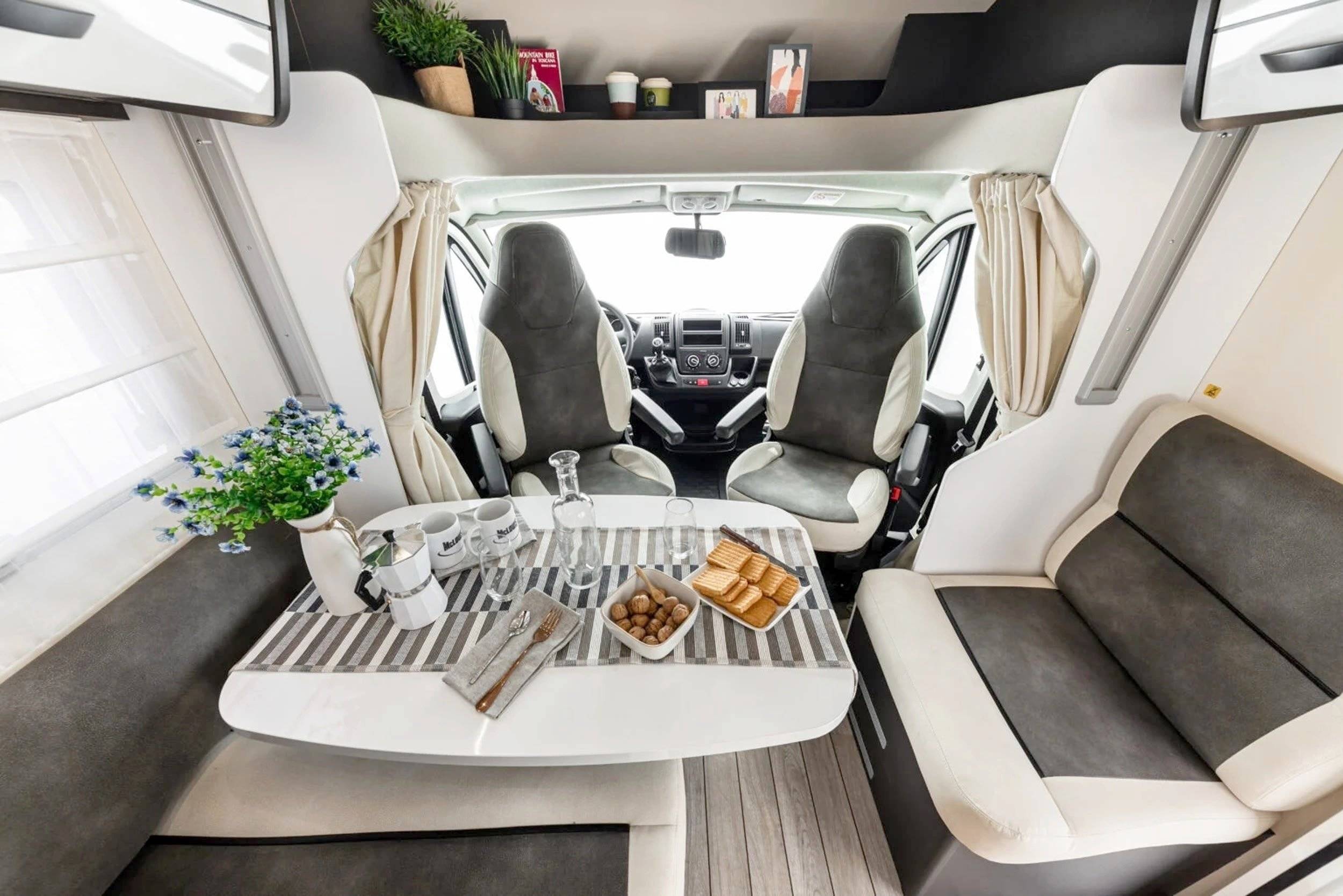 Dining Area Ford Transit 2,0 l 170 ch - Yescapa