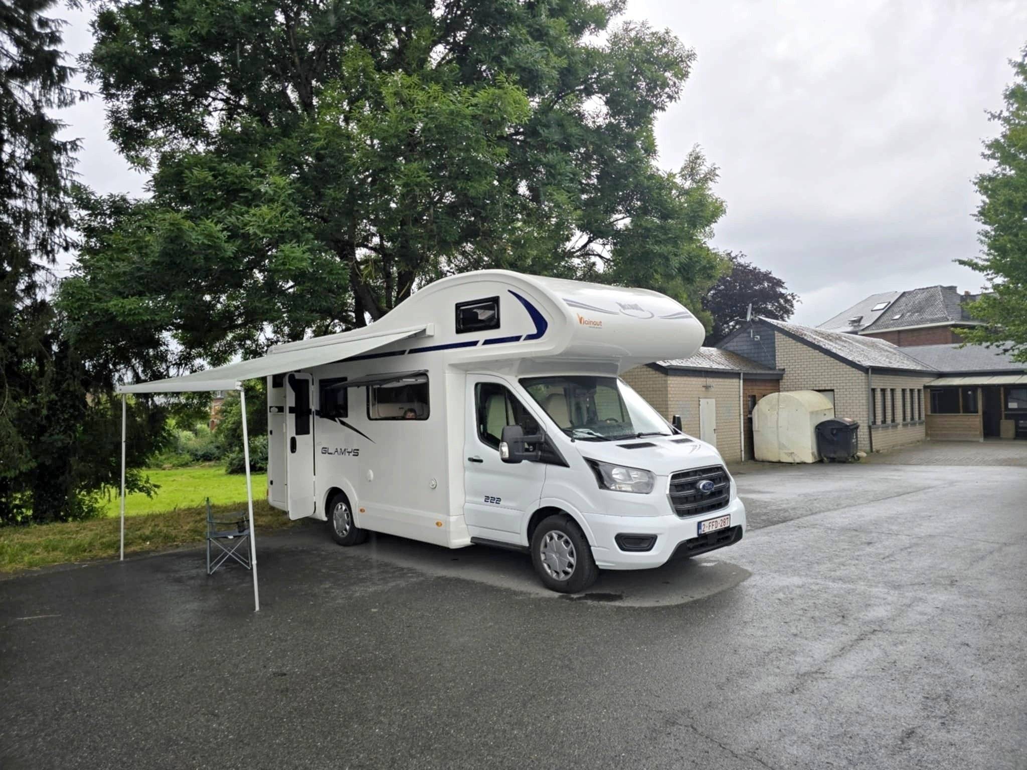 Vue avant de 3/4 Ford Transit 2,0 l 155 ch - Yescapa