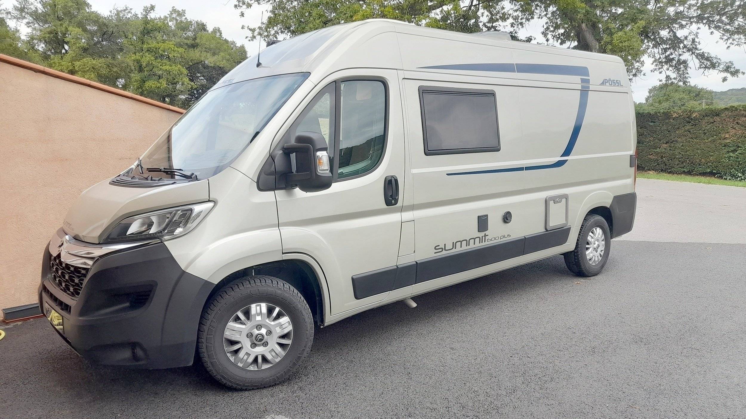 Vista del vehicle angle davanter Citroën Jumper 2,0 l 163 ch - Yescapa