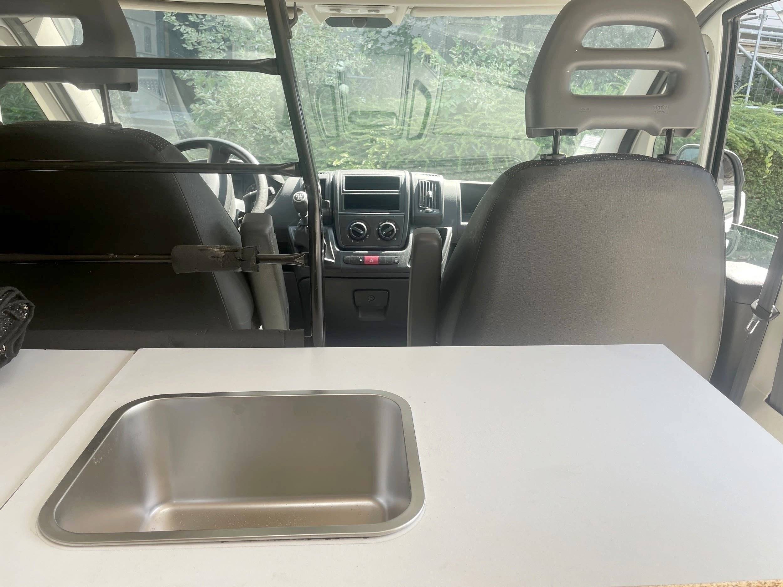 Dining Area Peugeot Boxer - Yescapa