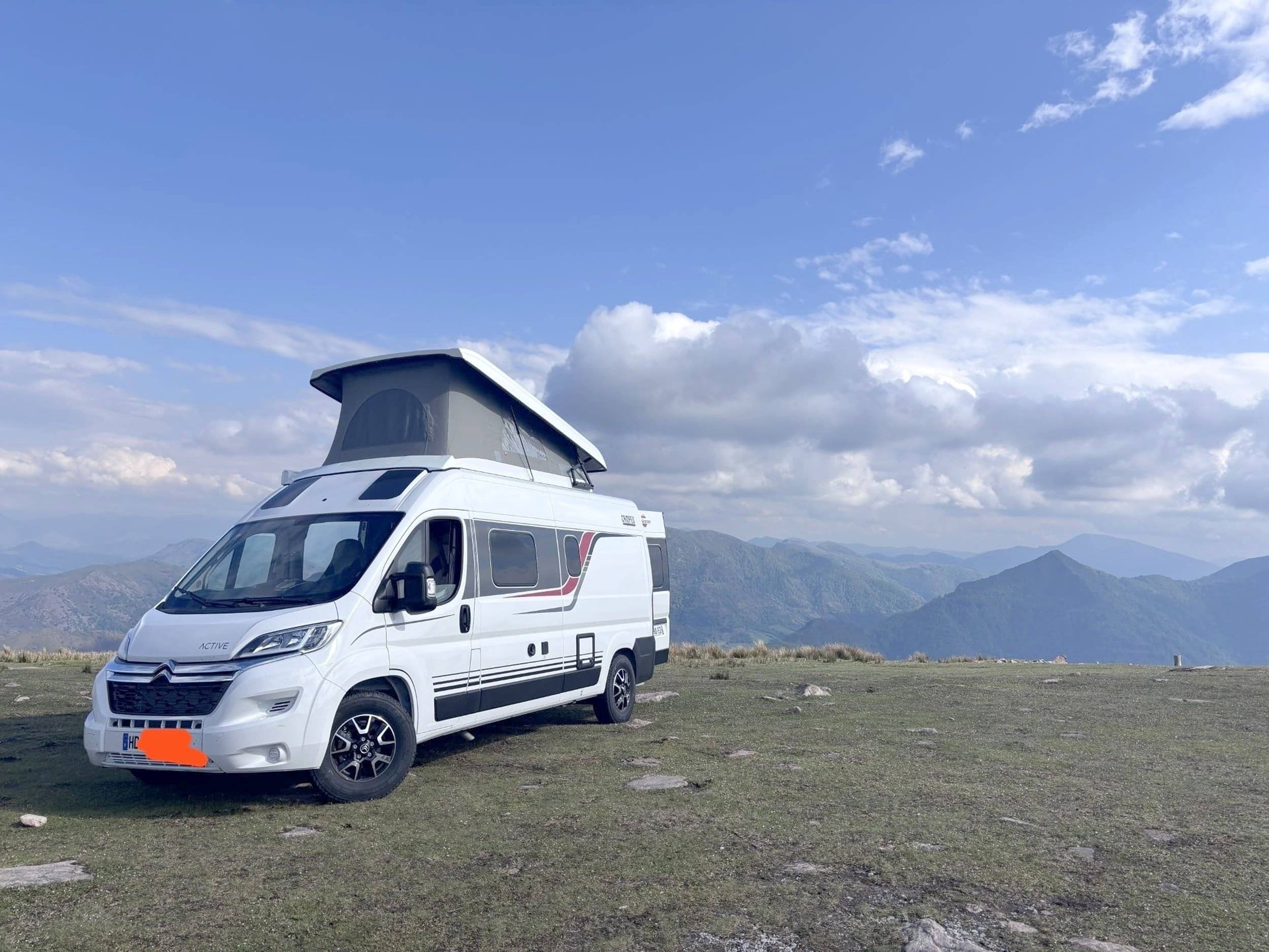 Vue avant de 3/4 Citroën Jumper 2,2 l 140 ch - Yescapa