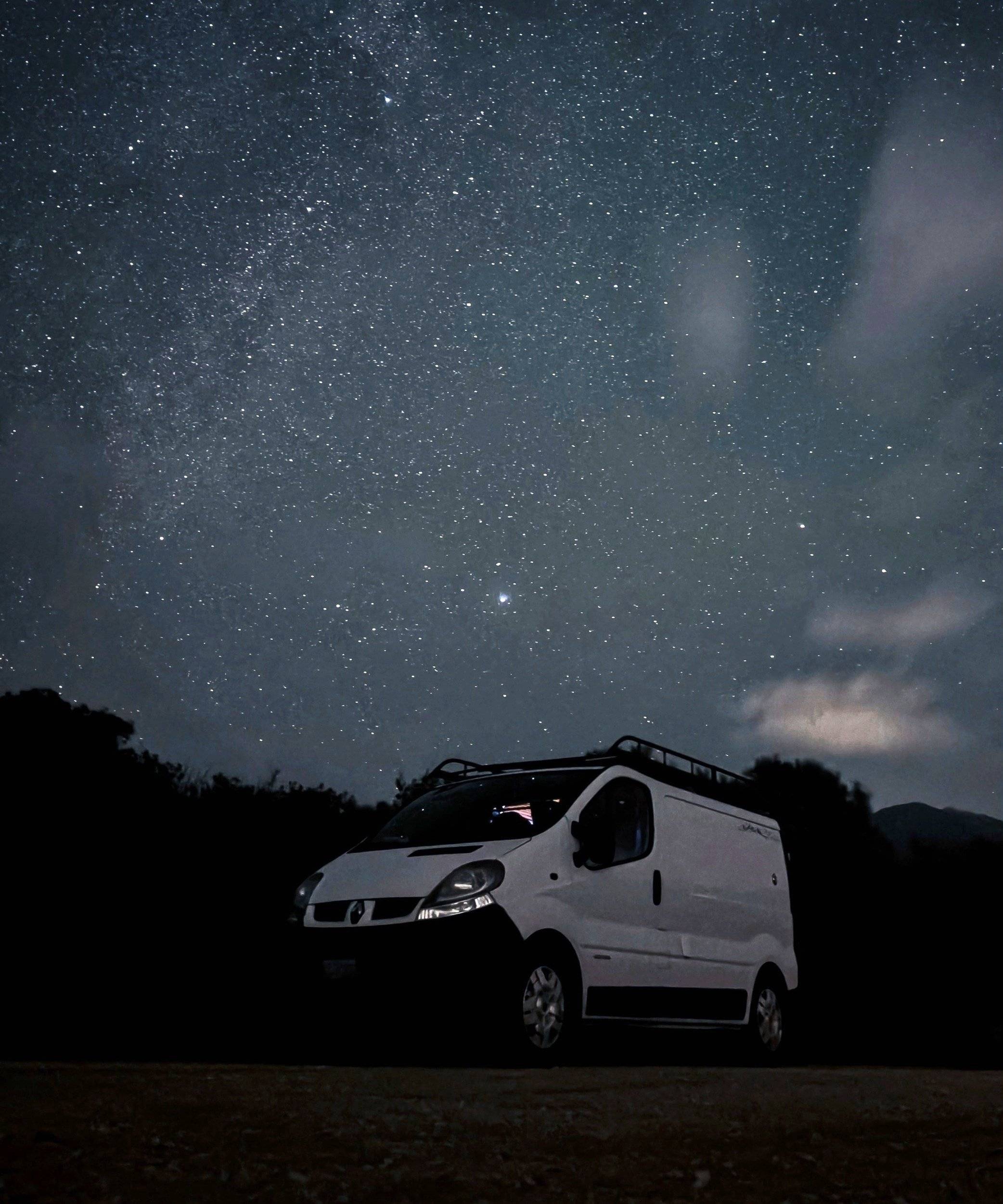 schräge Vorderansicht Renault Trafic - Yescapa