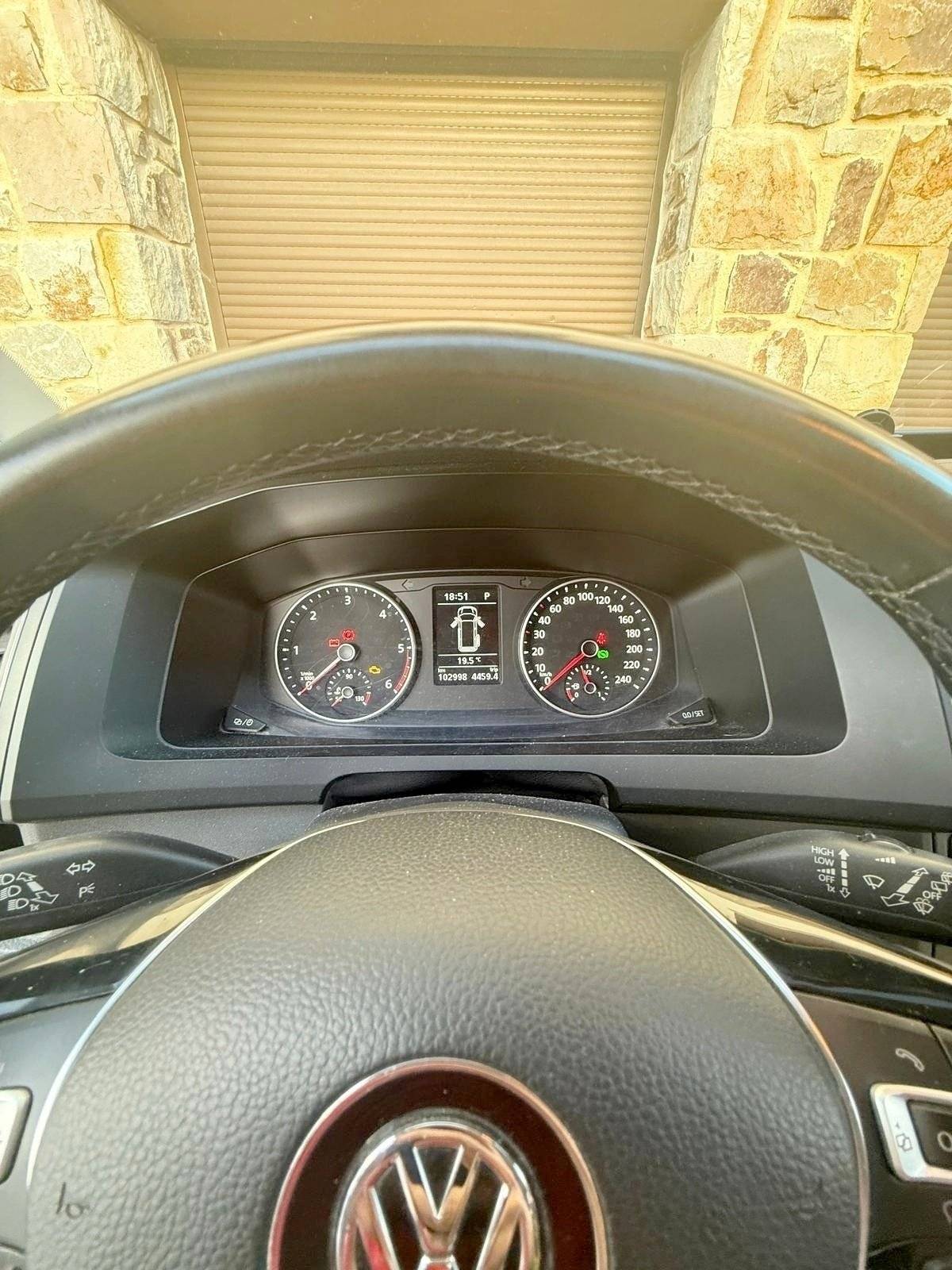 Área de jantar Volkswagen Caravelle - Yescapa