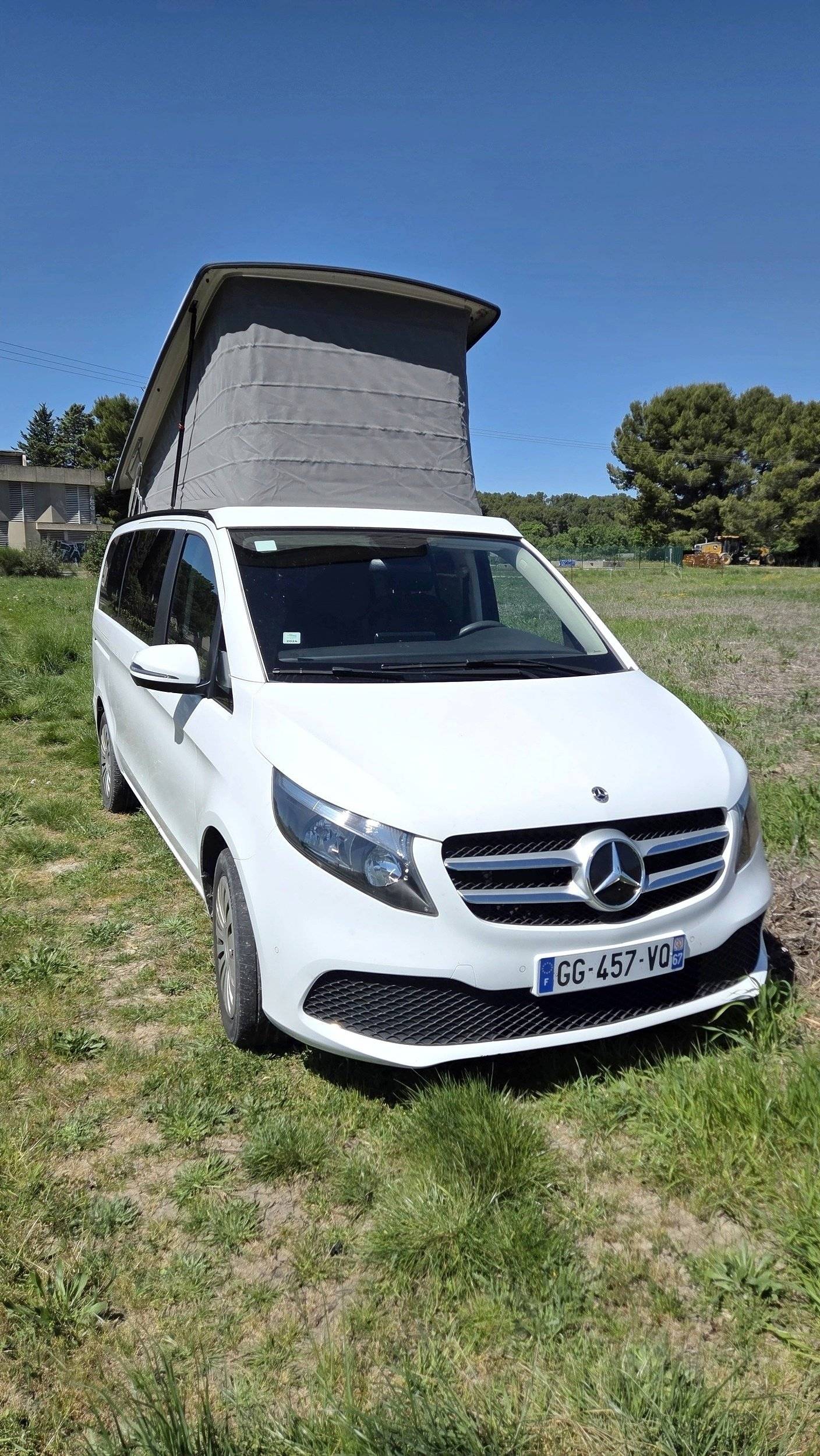 Vista del vehículo ángulo delantero Mercedes 2,15 l 190 ch - Yescapa