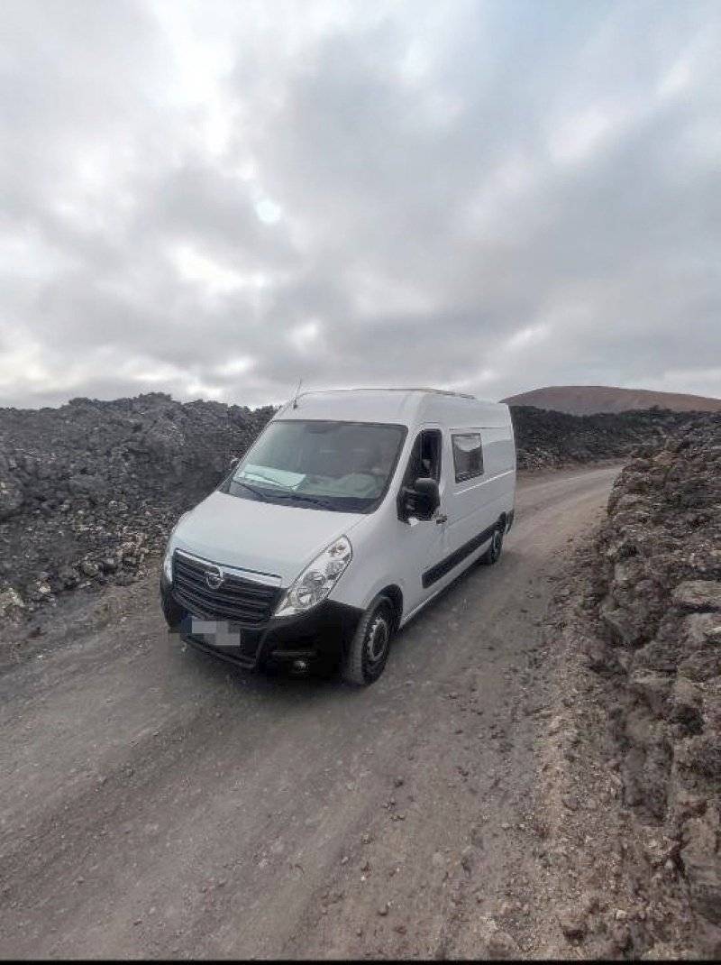 Front view from 3/4 Opel opel - Yescapa