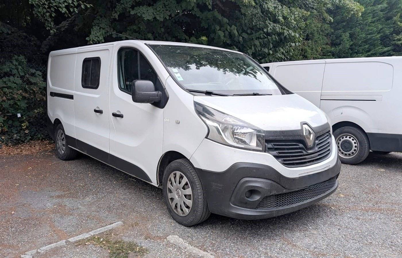 Vista del vehículo ángulo delantero Renault Trafic 1,6 l 120 ch - Yescapa