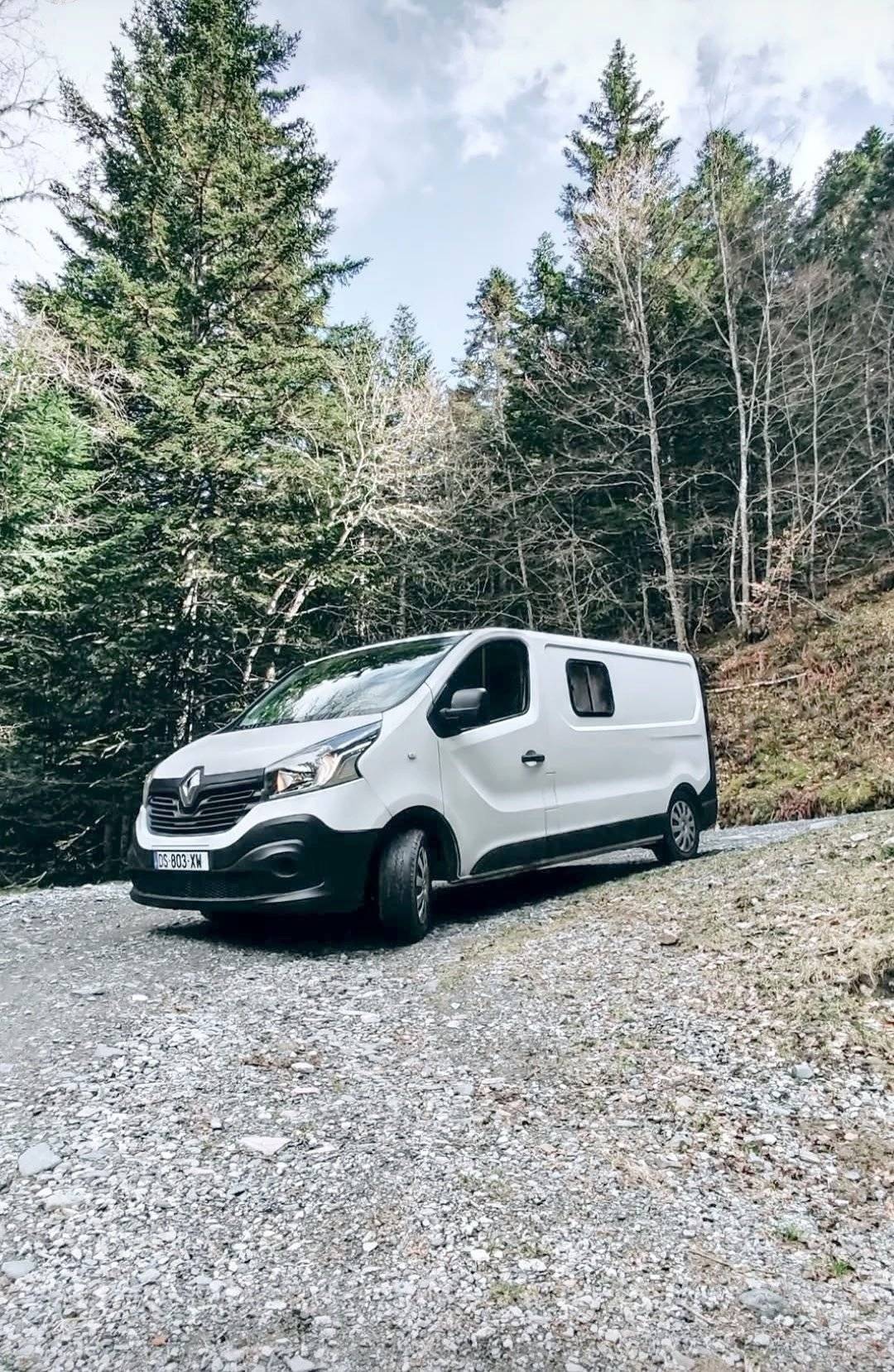 Voorkant 3/4 Renault Trafic 1,6 l 120 ch - Yescapa