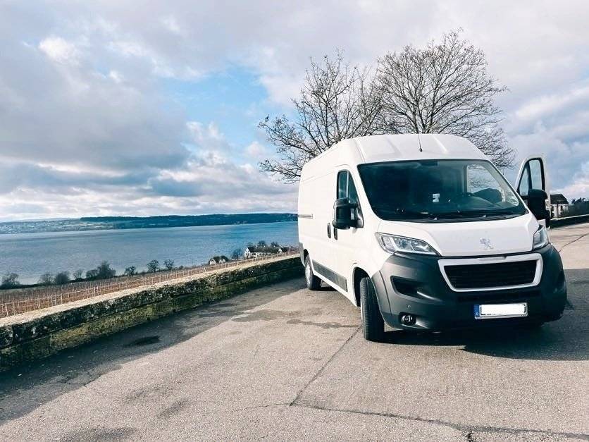 Vista frontale a ¾ Peugeot - Yescapa
