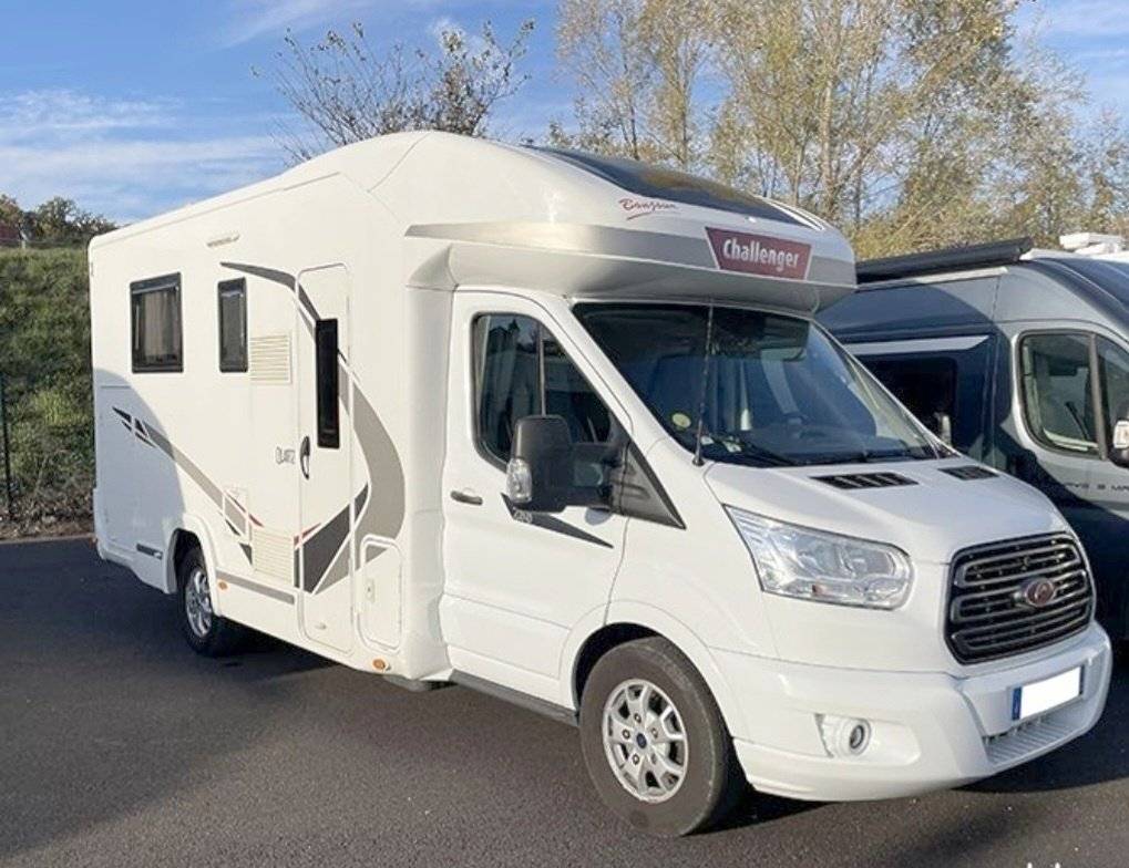 Front view from 3/4 Ford - Yescapa