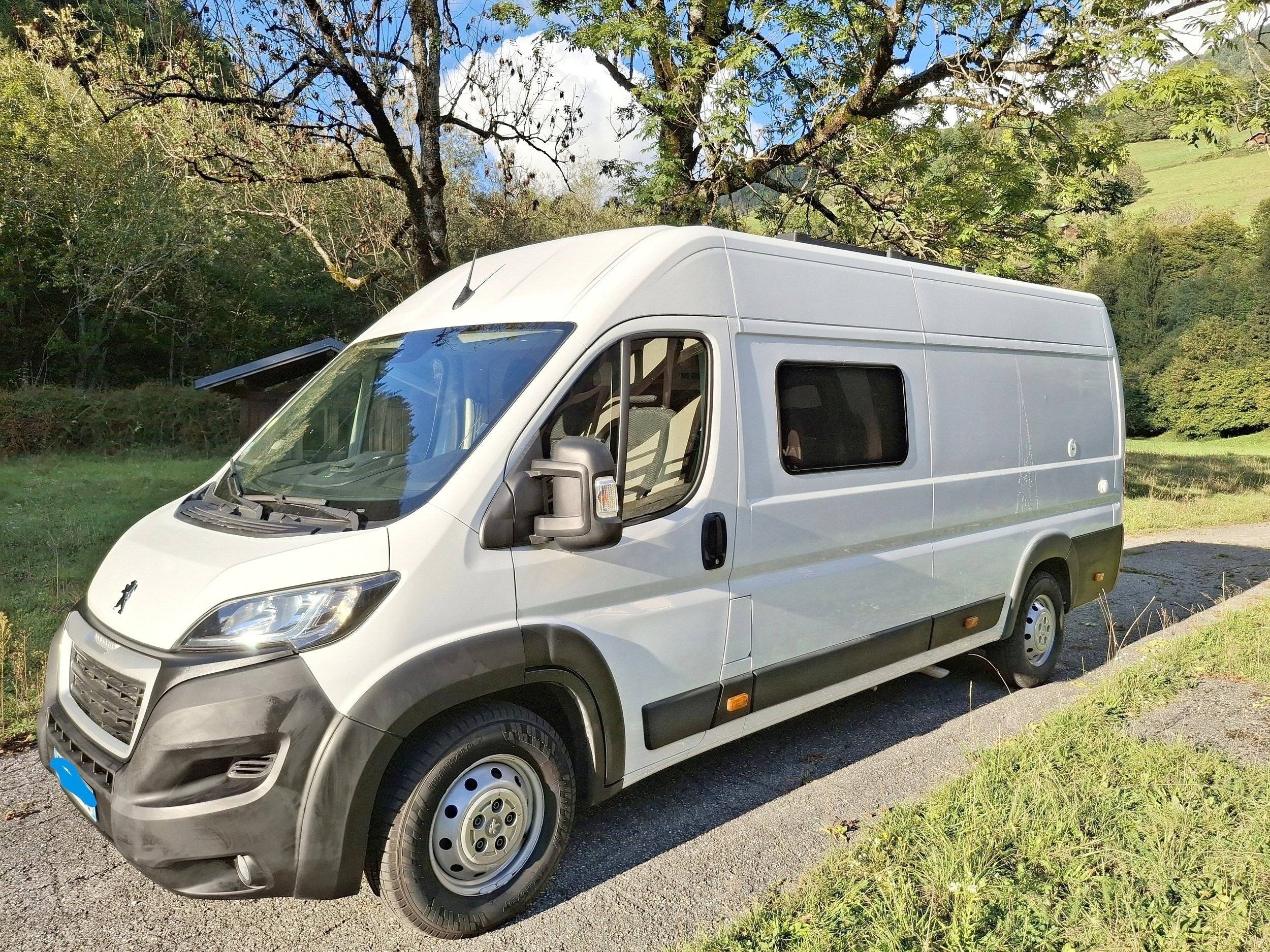 Vista de 3/4 Peugeot Boxer - Yescapa