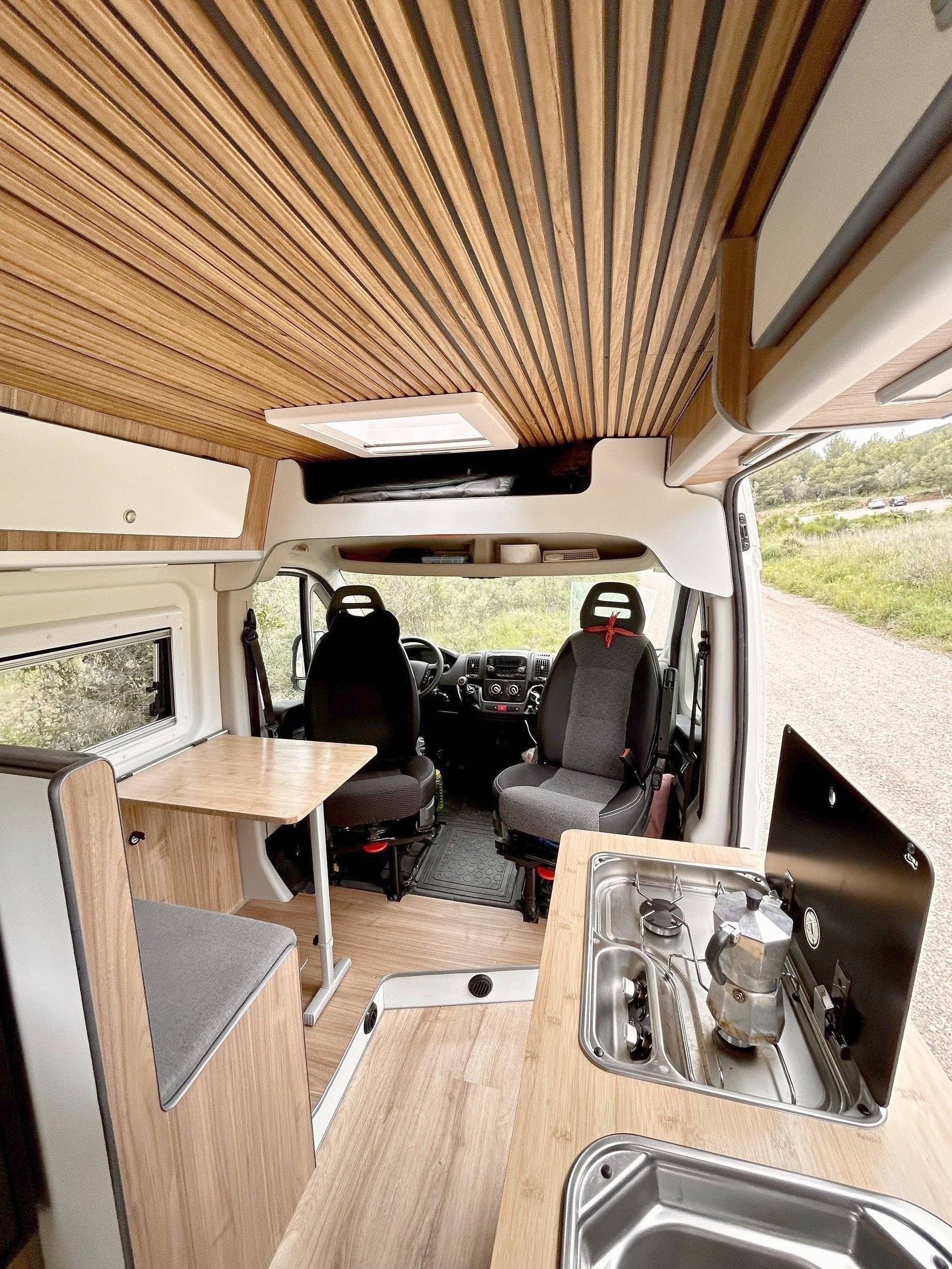 Dining Area Peugeot Boxer 2,0 l 130 ch - Yescapa