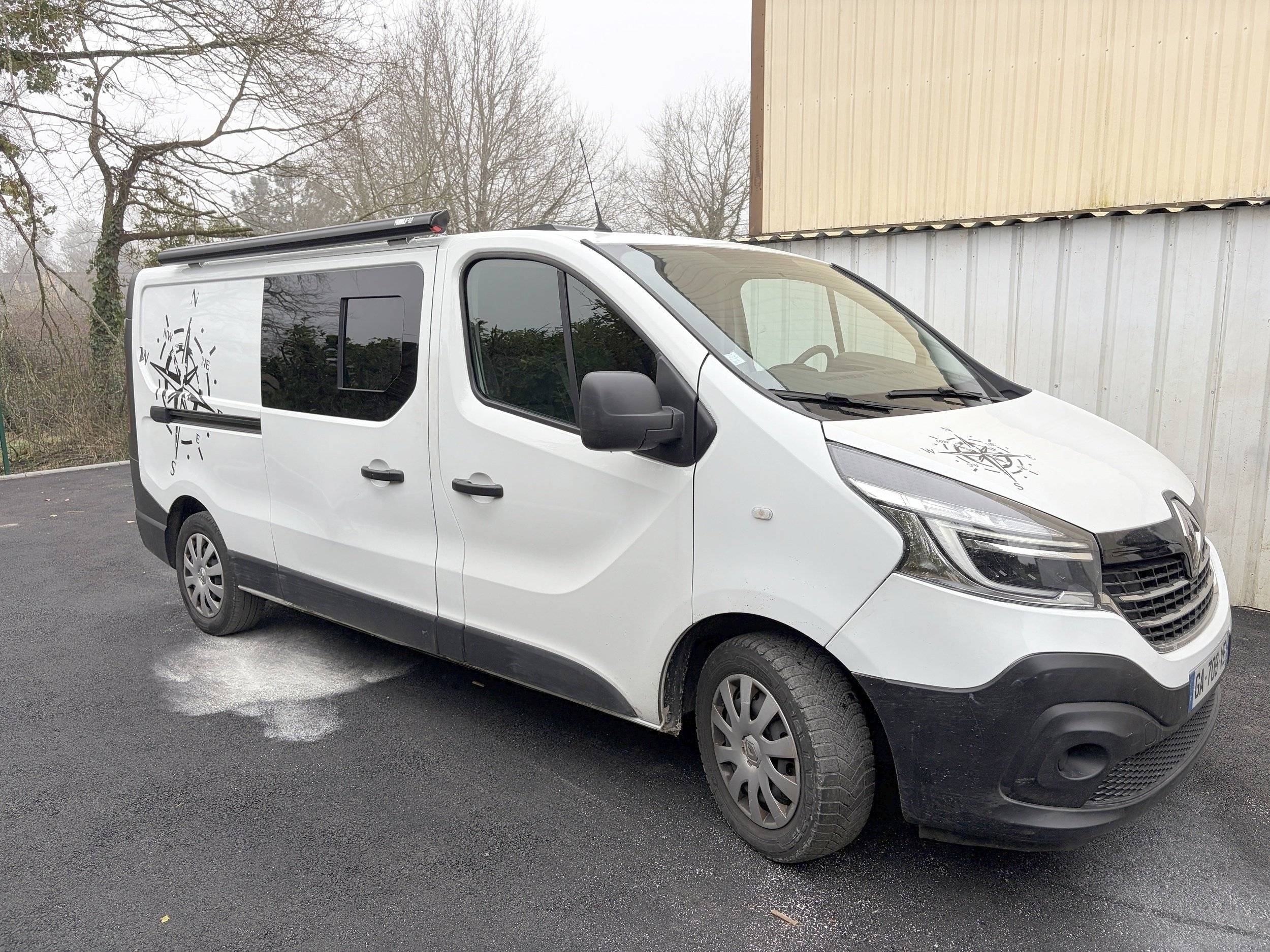 Front view from 3/4 Renault Trafic - Yescapa