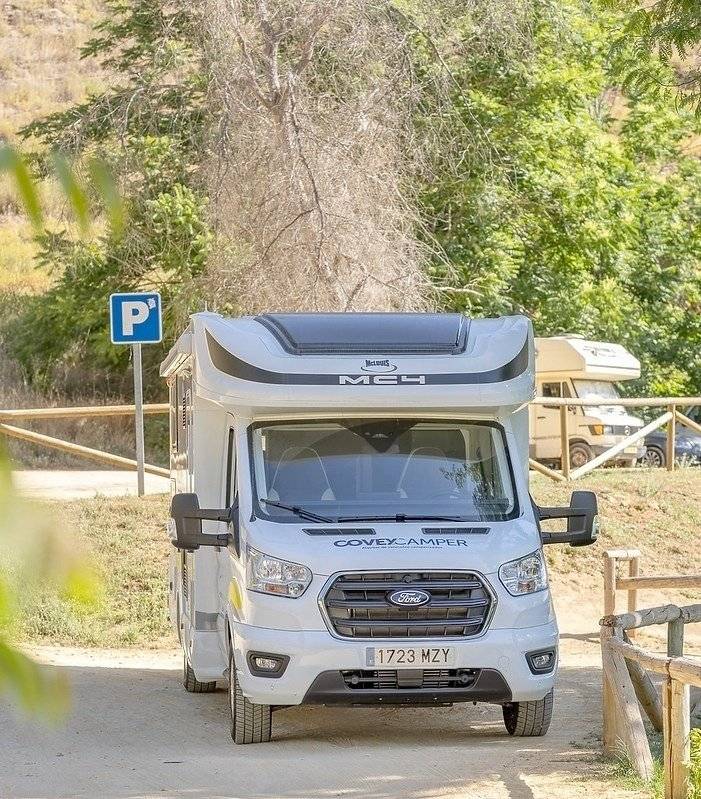 Vue avant de 3/4 Ford FORD TRANSIT - Yescapa