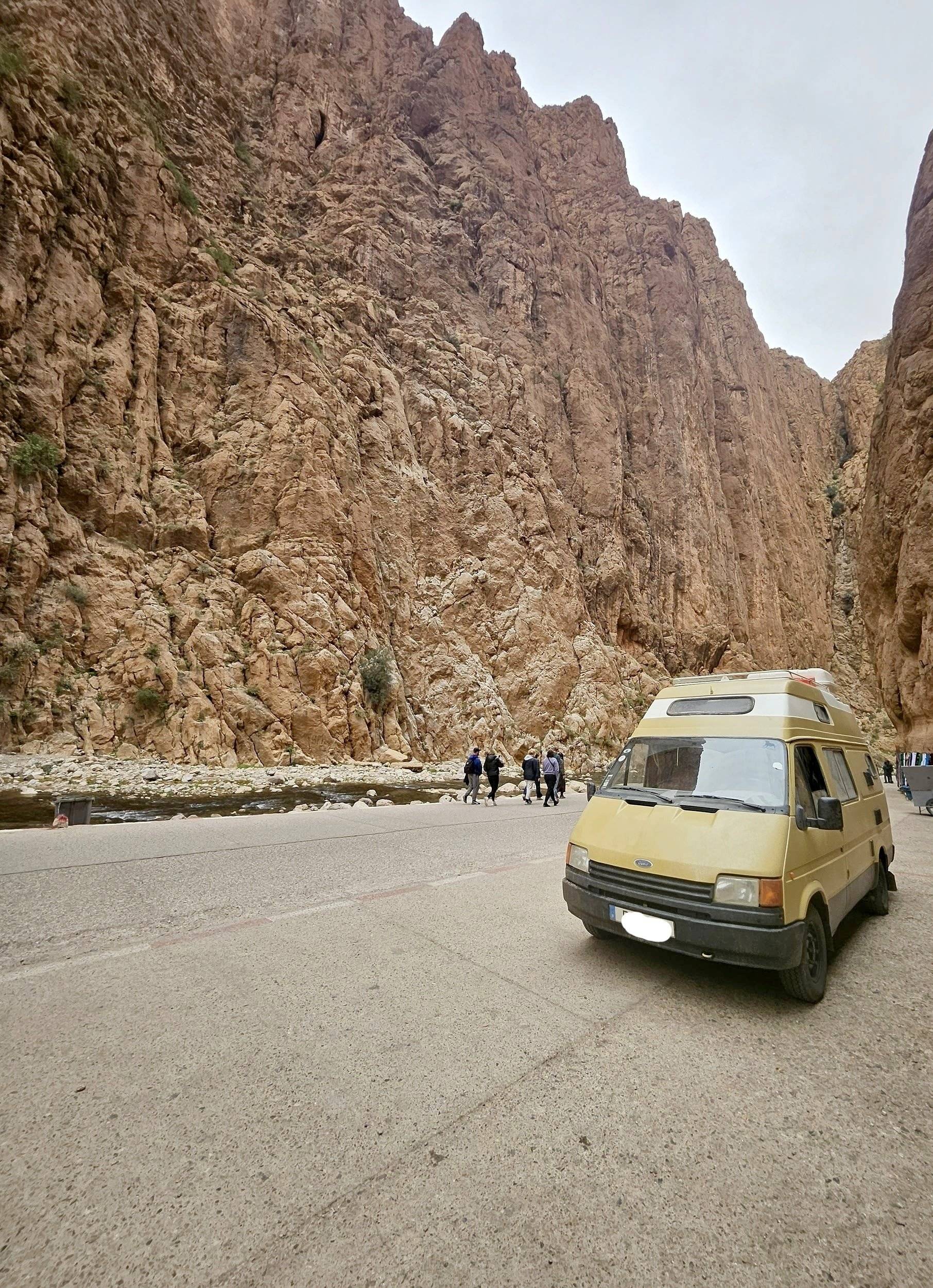 schräge Vorderansicht Ford Transit 2,5 - Yescapa