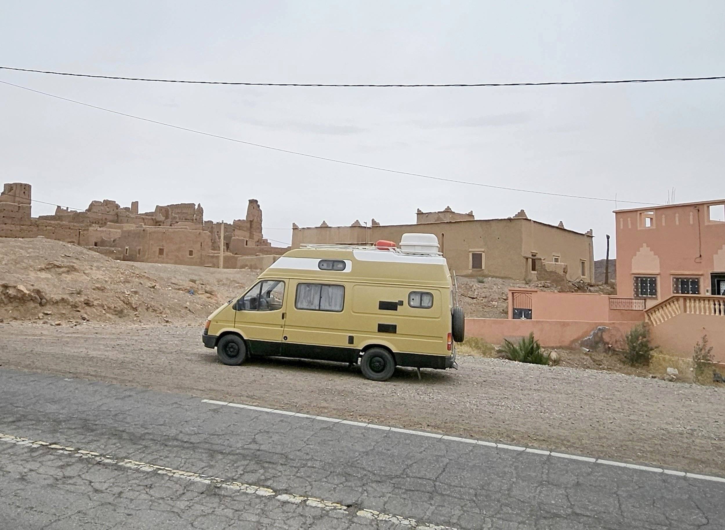 Voorkant 3/4 Ford Transit 2,5 - Yescapa