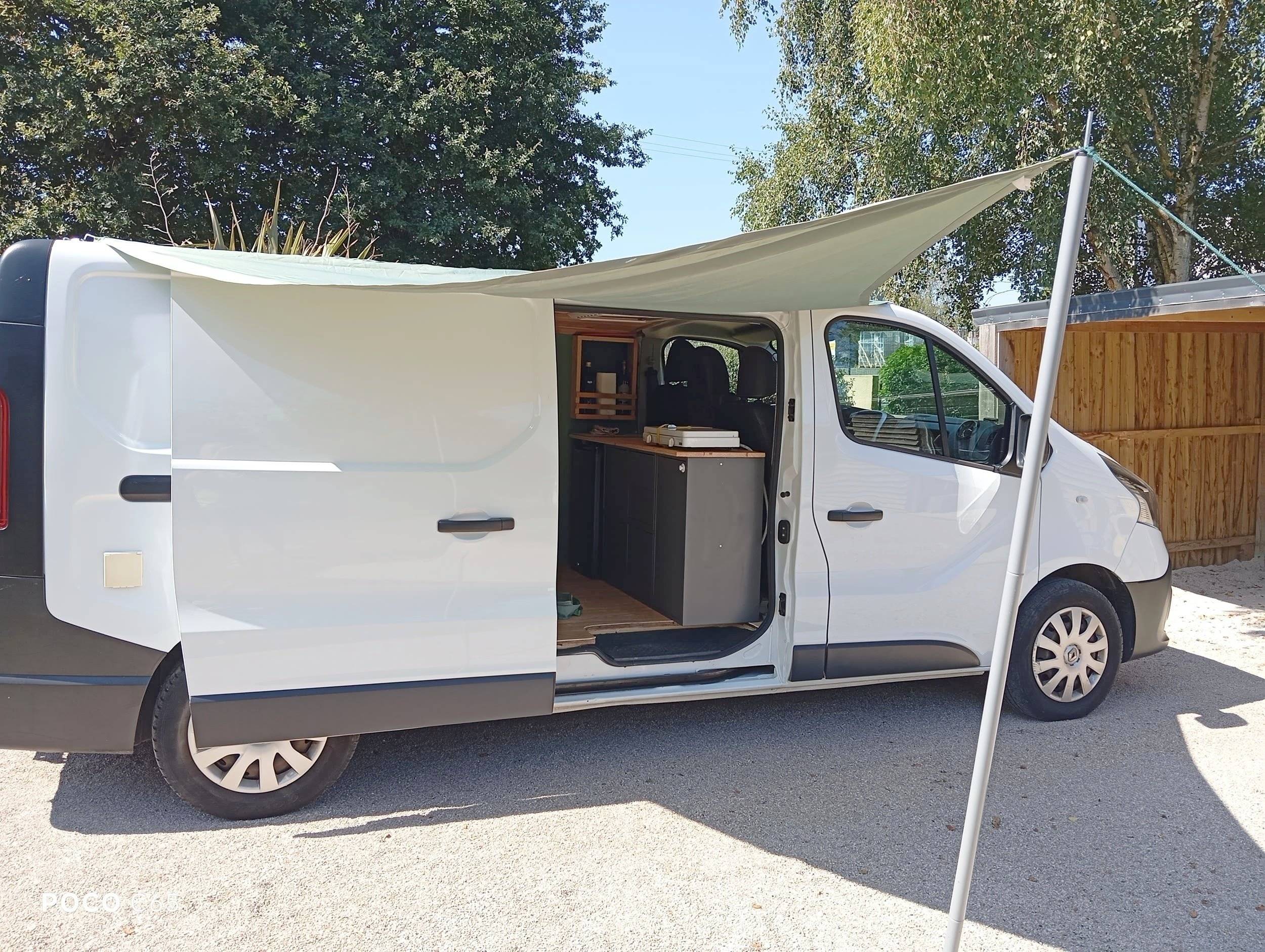 Vue avant de 3/4 Renault Trafic L2H1 2 l 120 ch - Yescapa