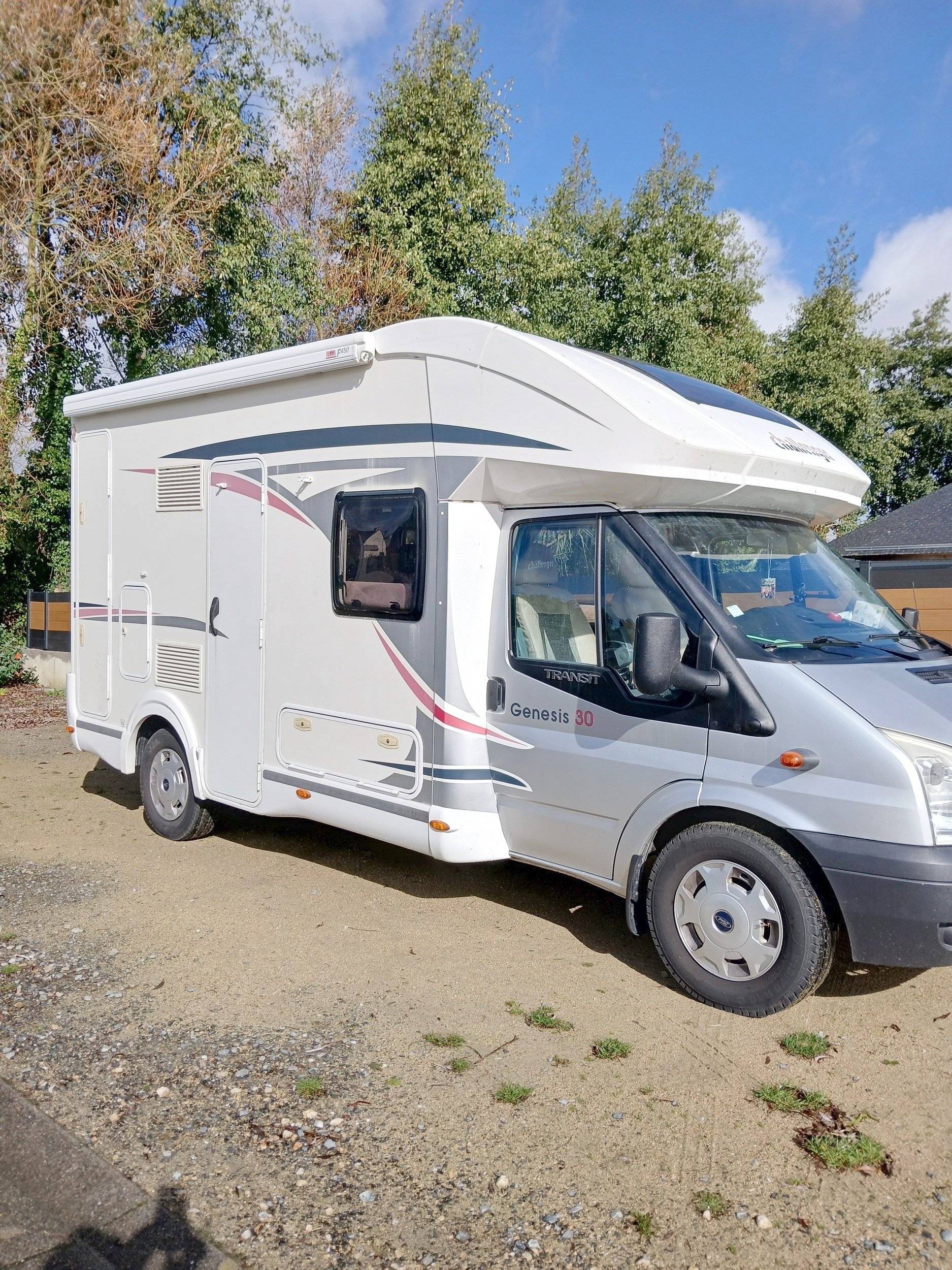 Front view from 3/4  - Yescapa