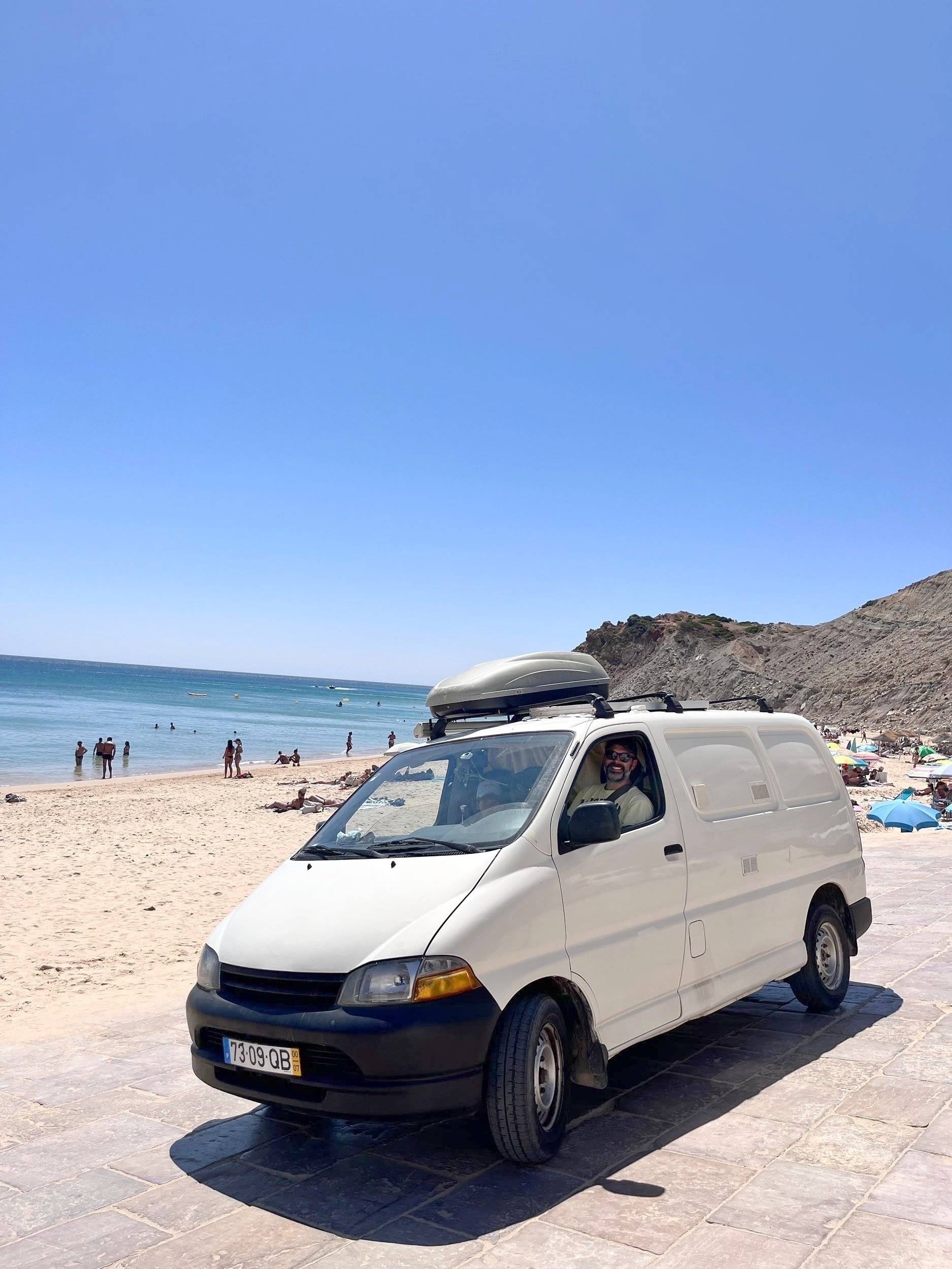 Vue avant de 3/4 Toyota Hiace - Yescapa