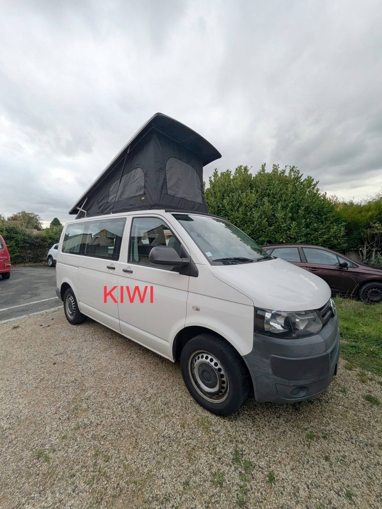 Vista frontale a ¾ Volkswagen kiwi - Yescapa