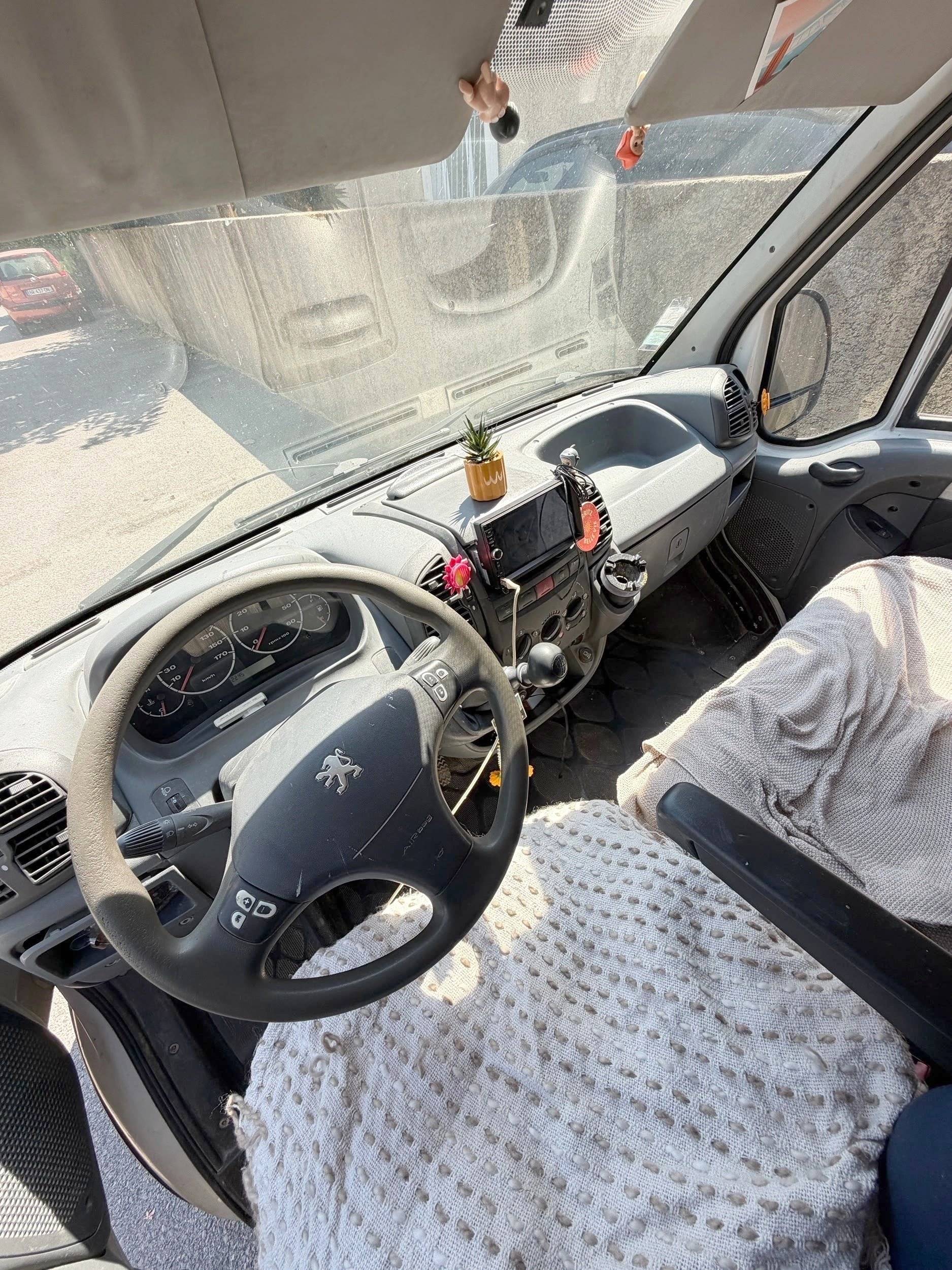 Fahrerbereich Peugeot Boxer - Yescapa