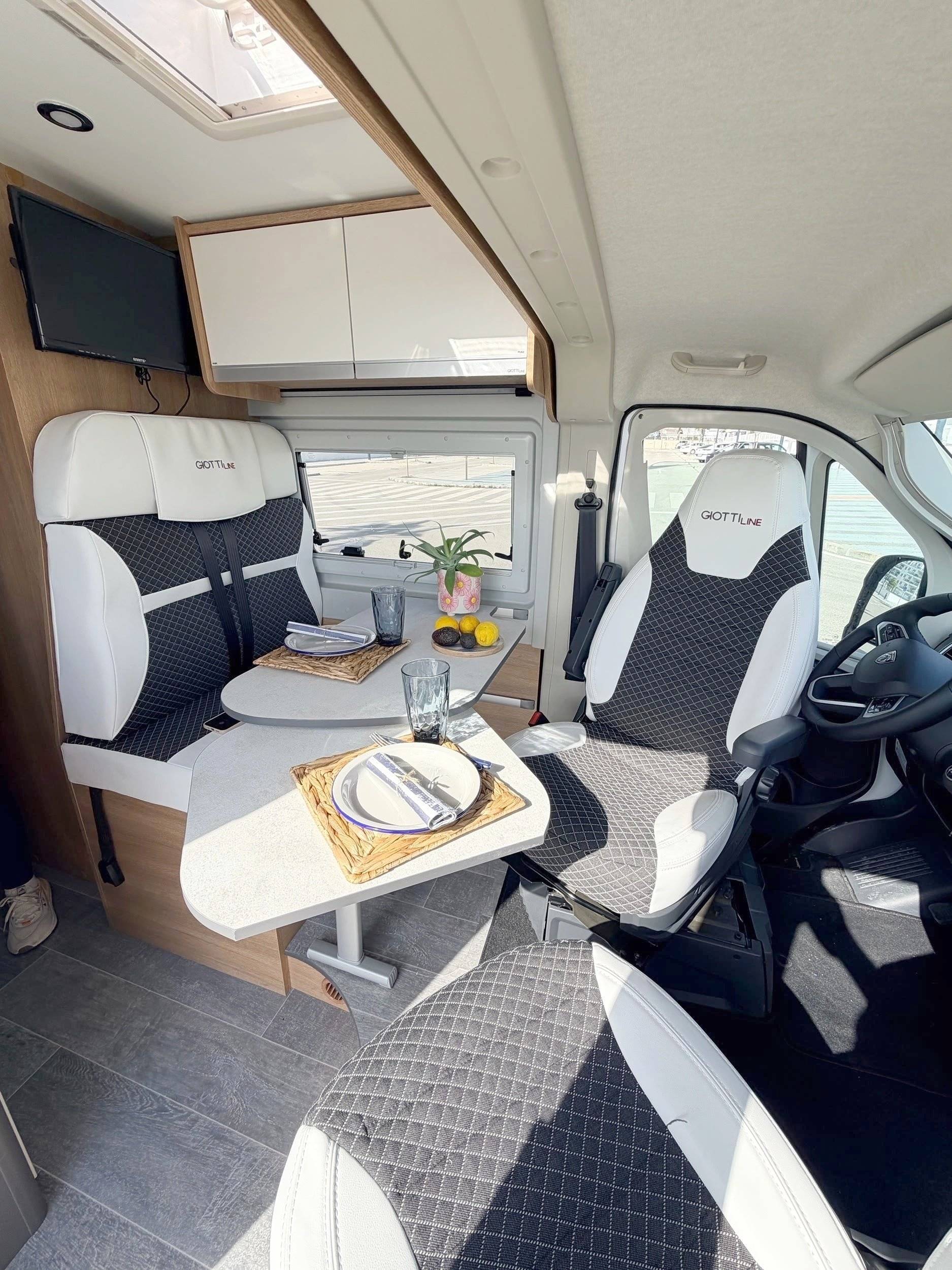 Dining Area Peugeot Boxer - Yescapa