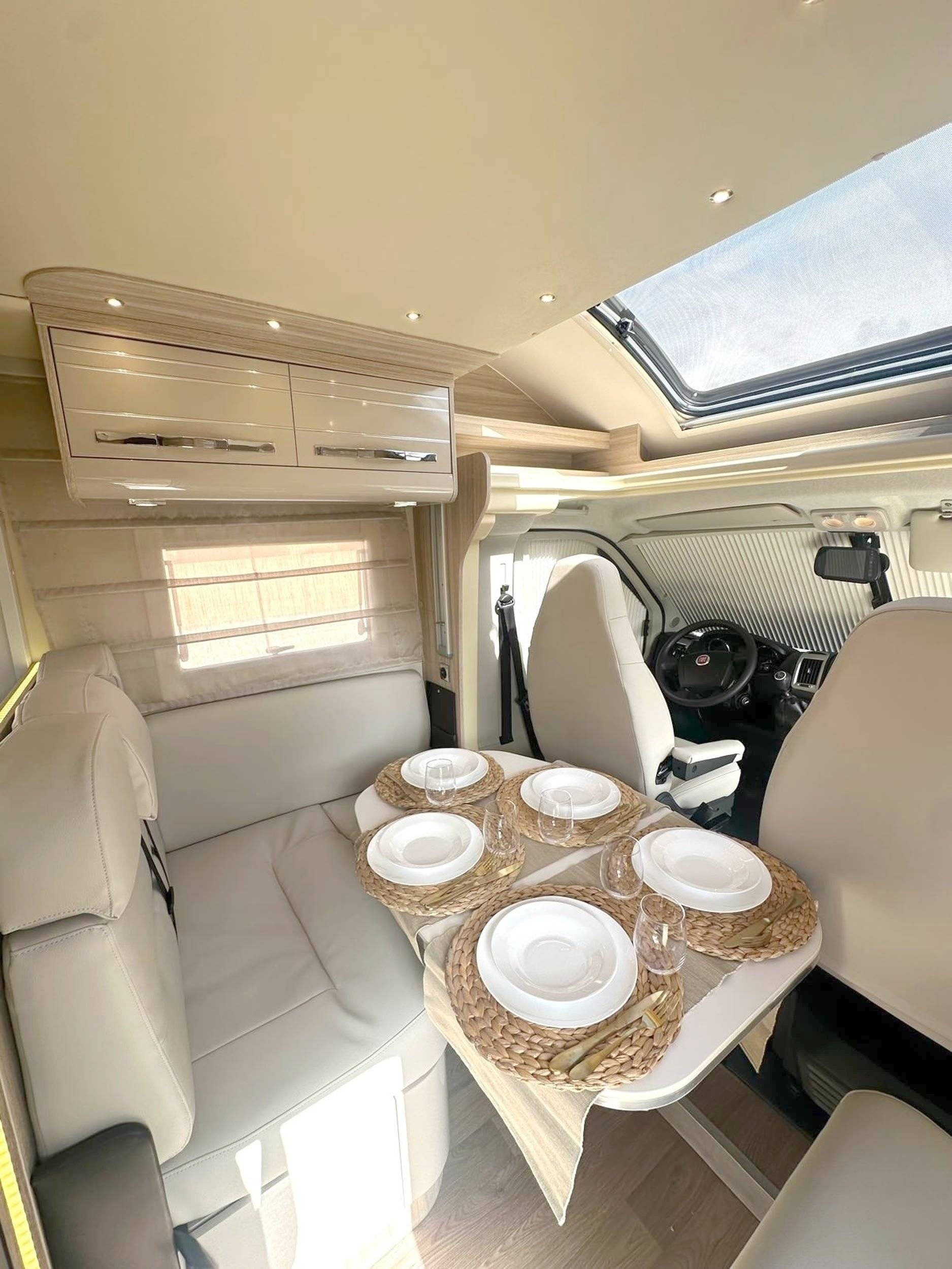 Dining Area Fiat Ducato 2,3 130 ch - Yescapa