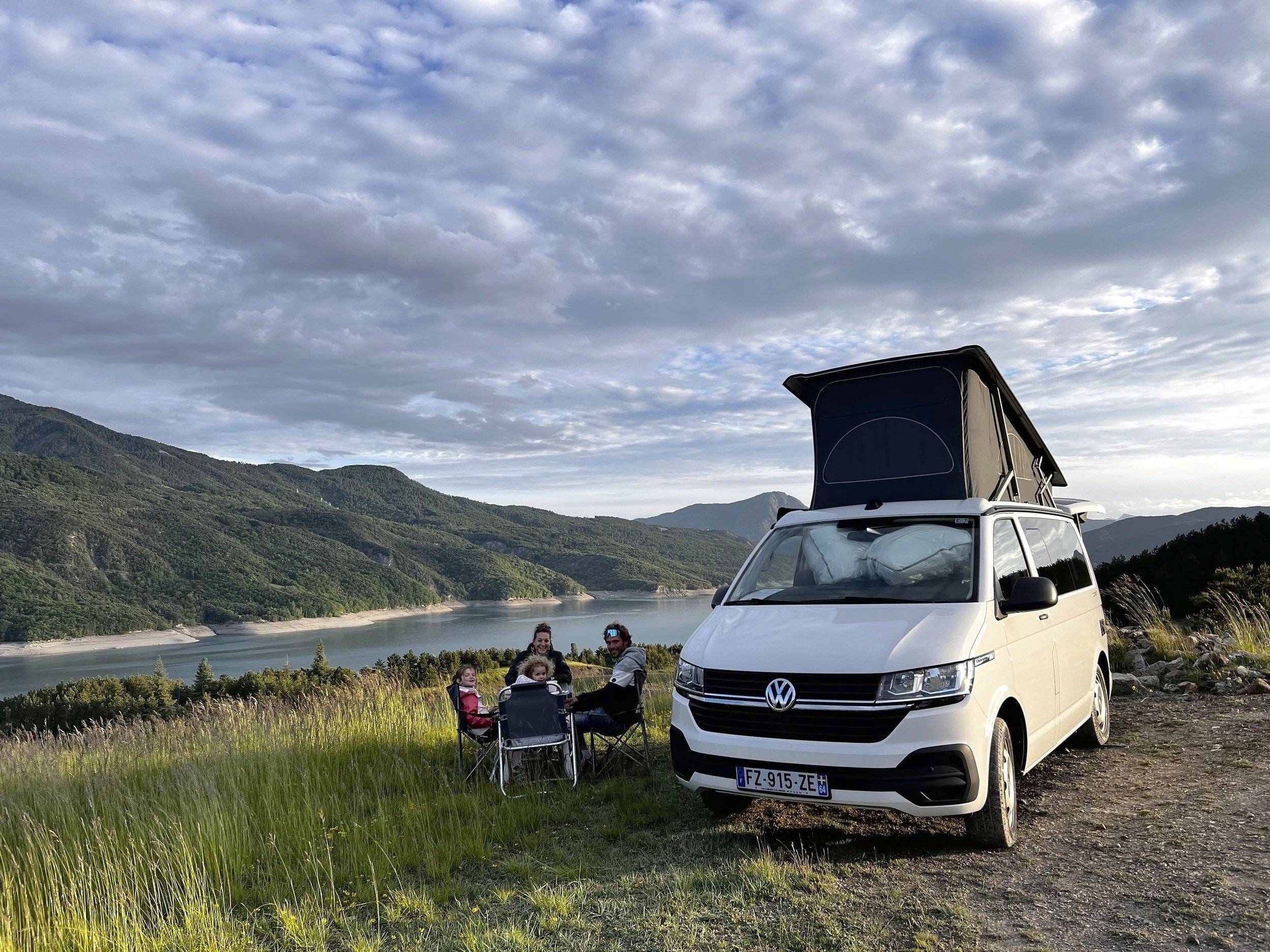 schräge Vorderansicht Volkswagen VOLKSWAGEN CALIFORNIA - Yescapa