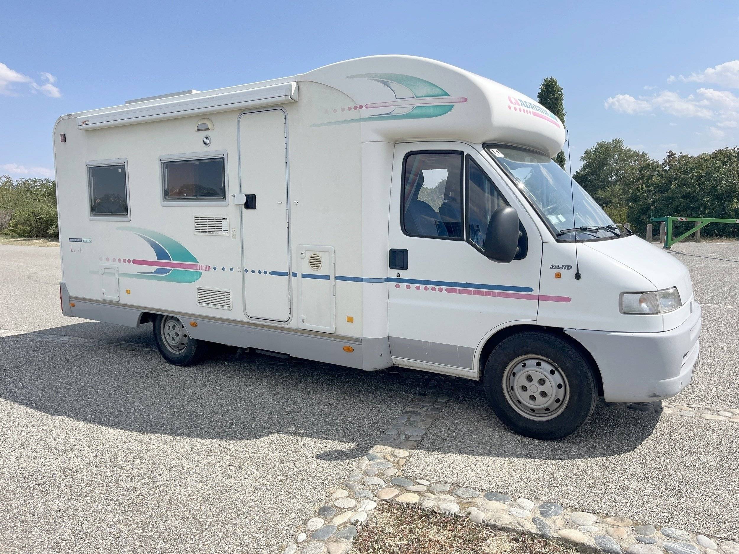Vue avant de 3/4 Fiat 2.8JTD - Yescapa