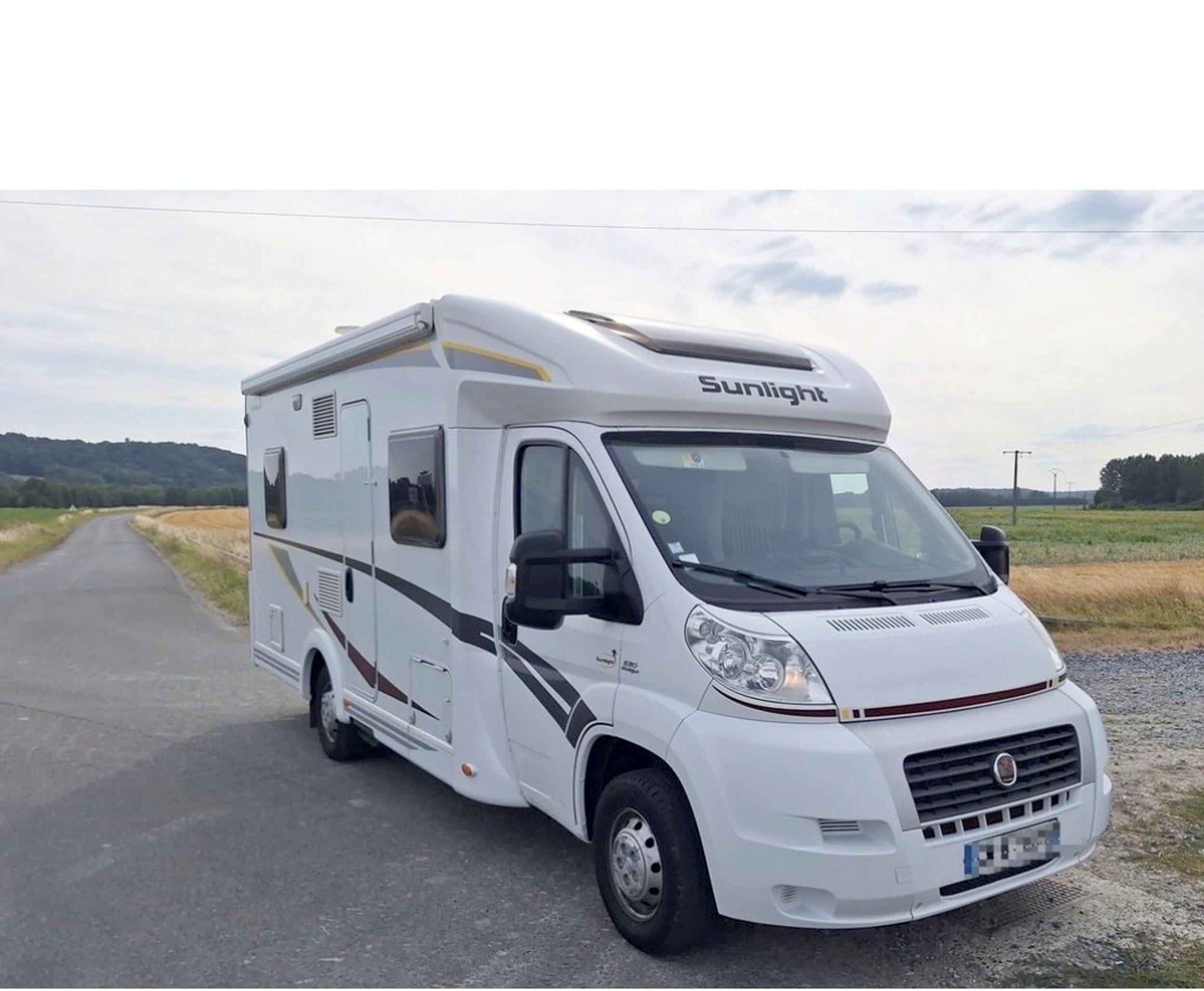 Vista frontale a ¾ Fiat Ducato 2,3 l 130 ch - Yescapa