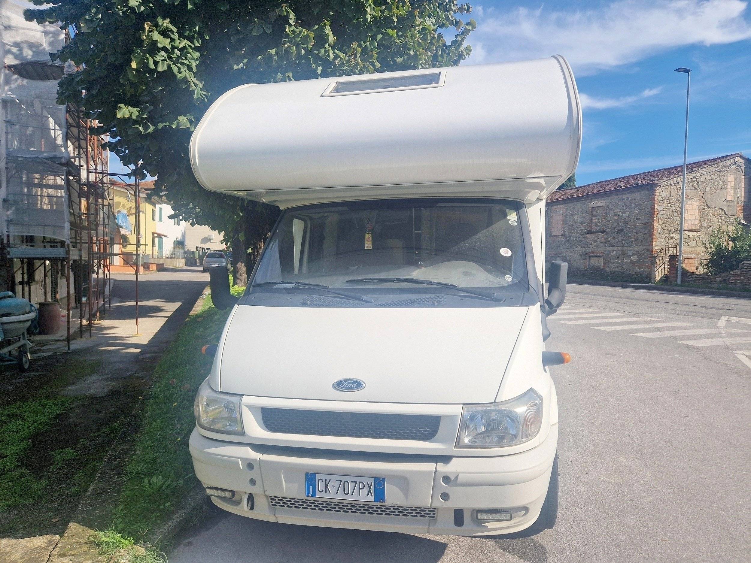 Vue avant de 3/4 Rimor Rimor678 - Yescapa
