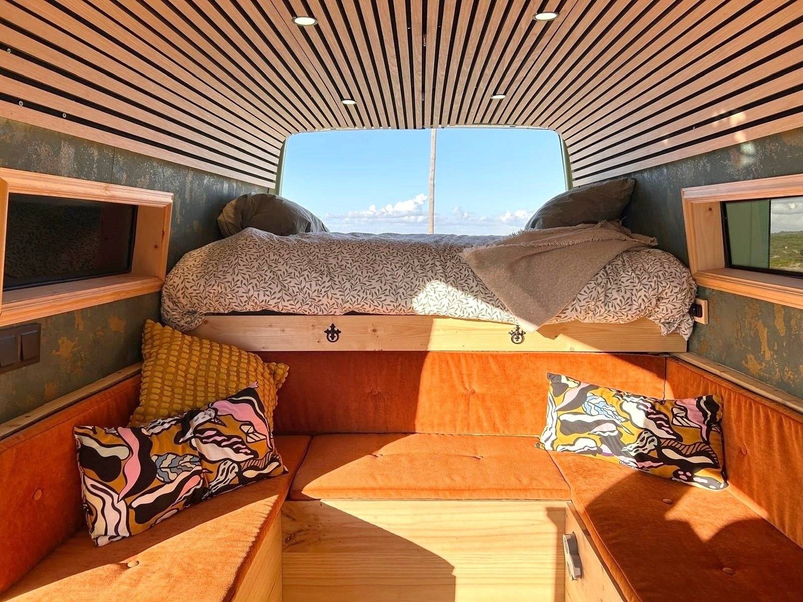 Dining Area Mercedes Sprinter - Yescapa