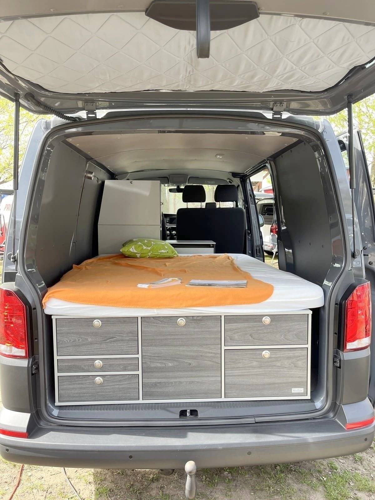 Dining Area Volkswagen California - Yescapa