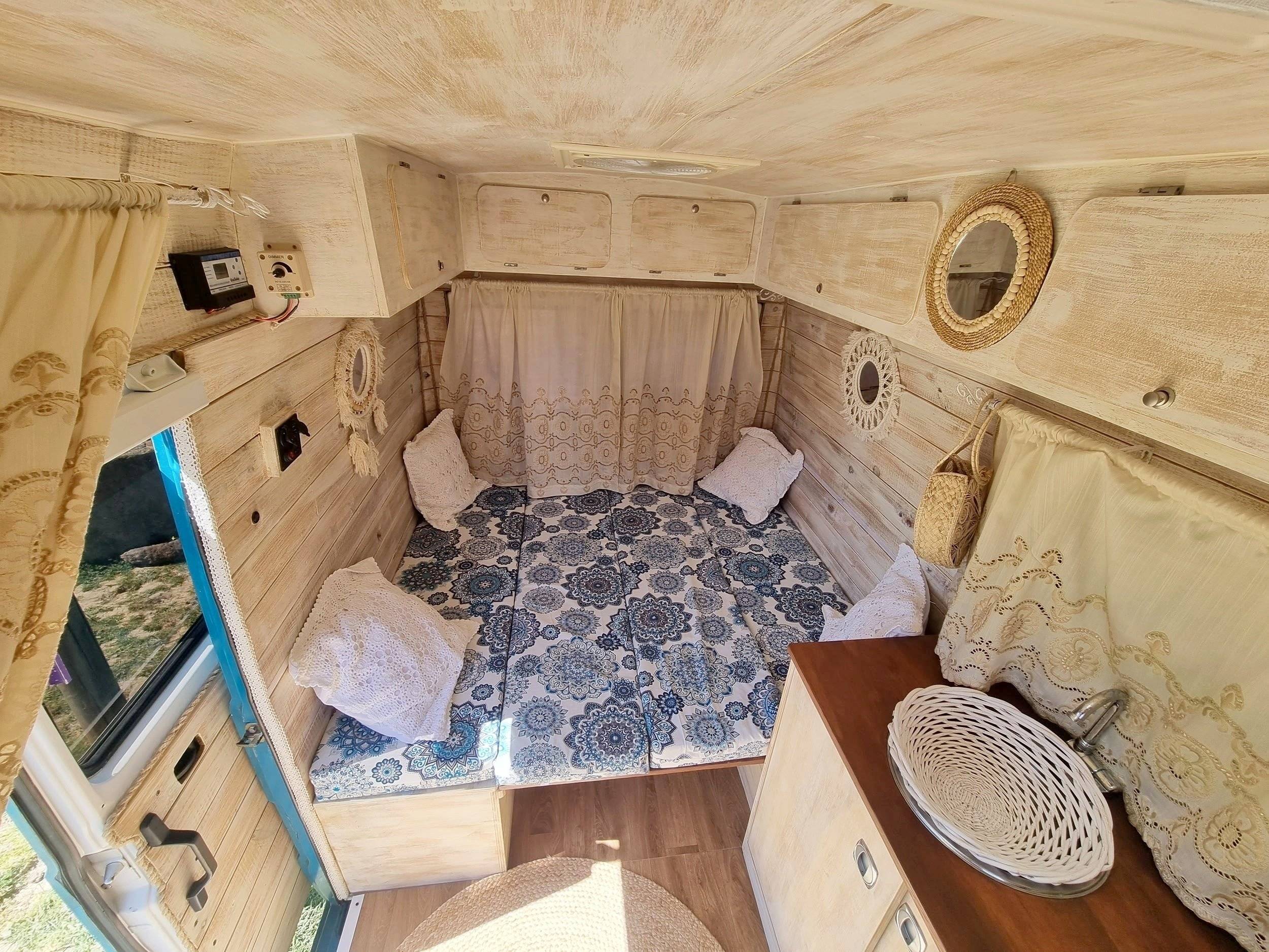 Área de jantar Mercedes MB 100 - Yescapa