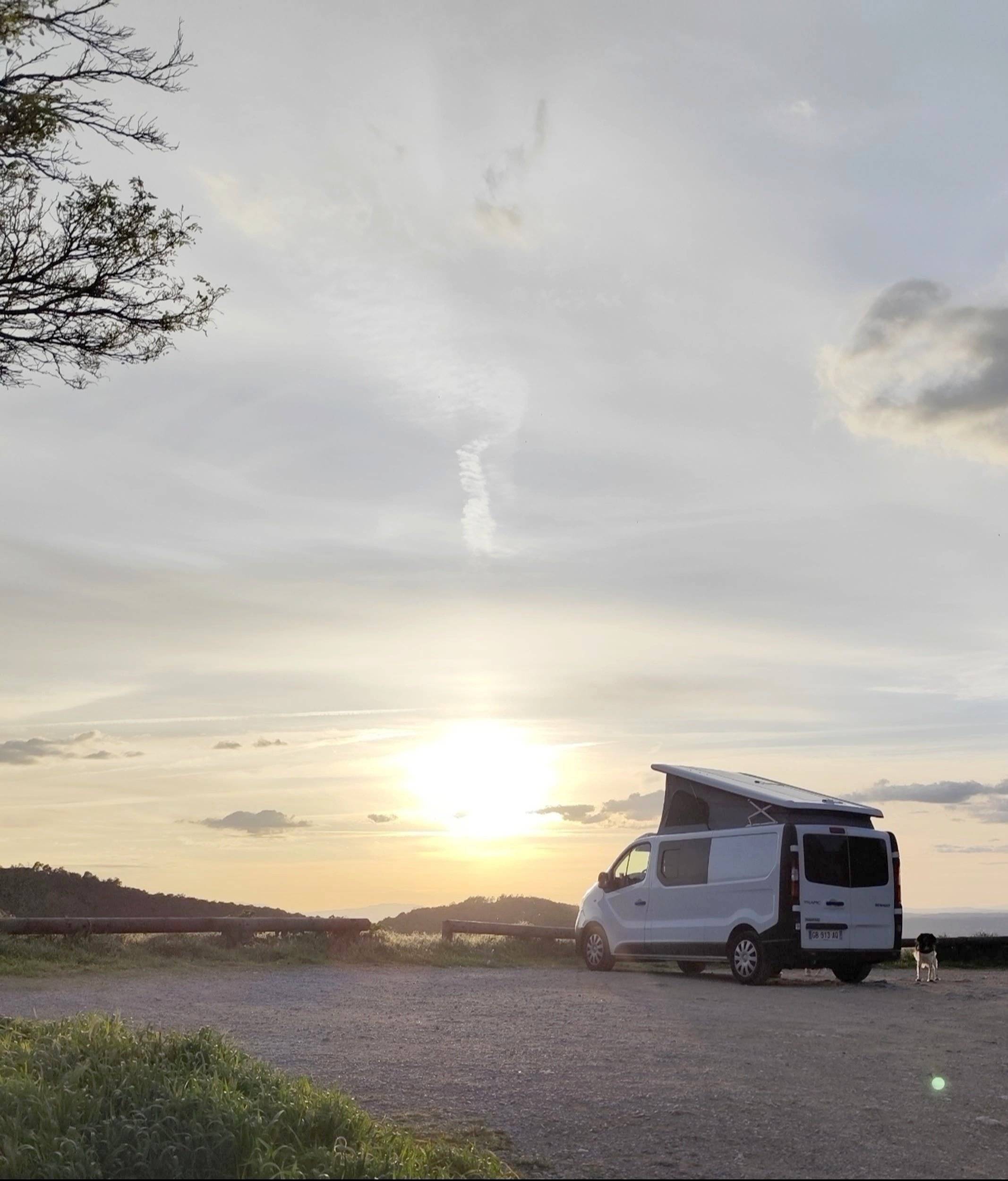 Front view from 3/4 Renault Trafic L2-H1 - Yescapa