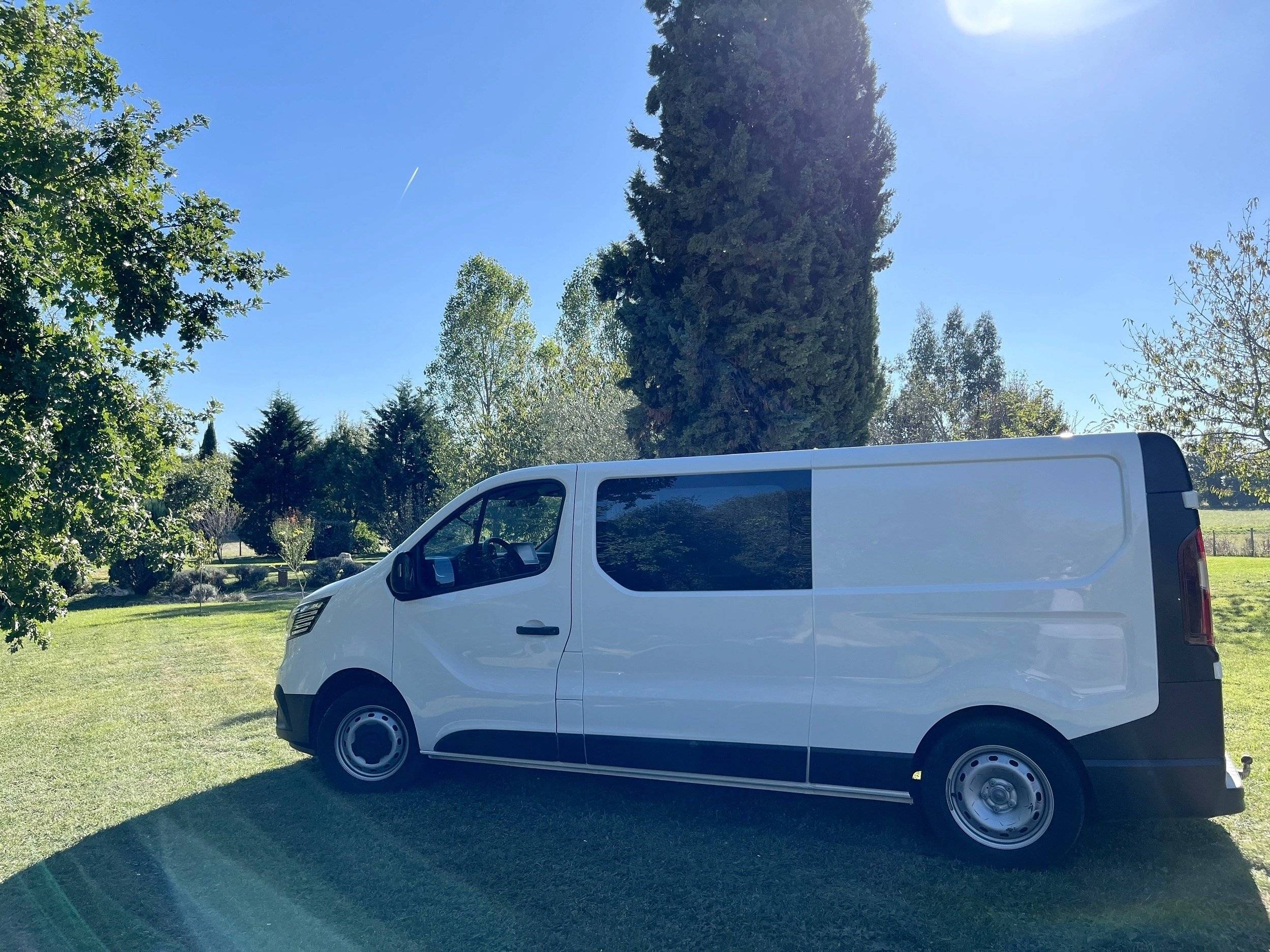 Front view from 3/4 Renault Trafic 2,0 l dCi 120 ch. - Yescapa