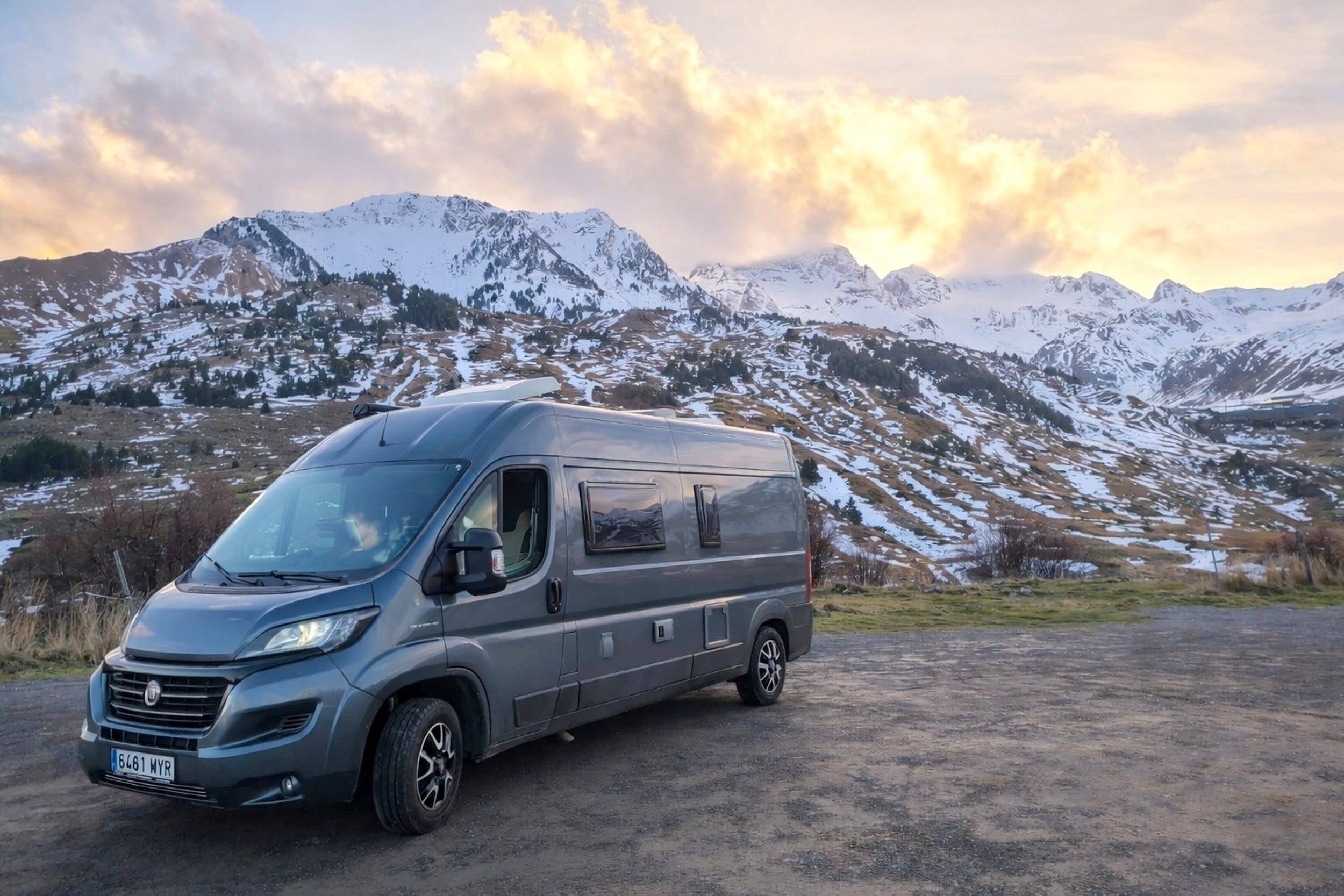 Vista frontale a ¾ Fiat Ducato 2,3 l 130 ch - Yescapa