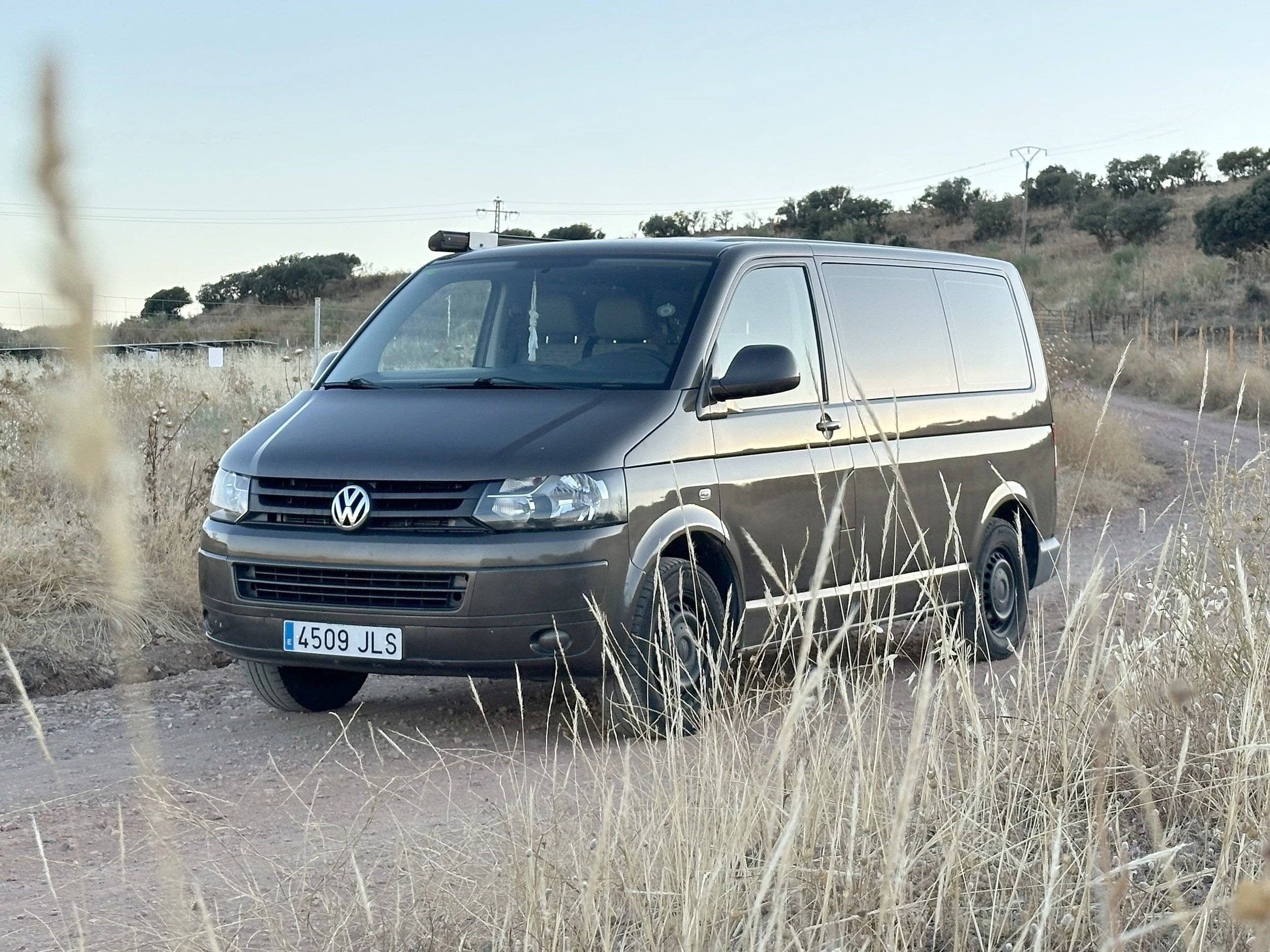 Front view from 3/4 Volkswagen Volkswagen T5 4motion 140cv - Yescapa