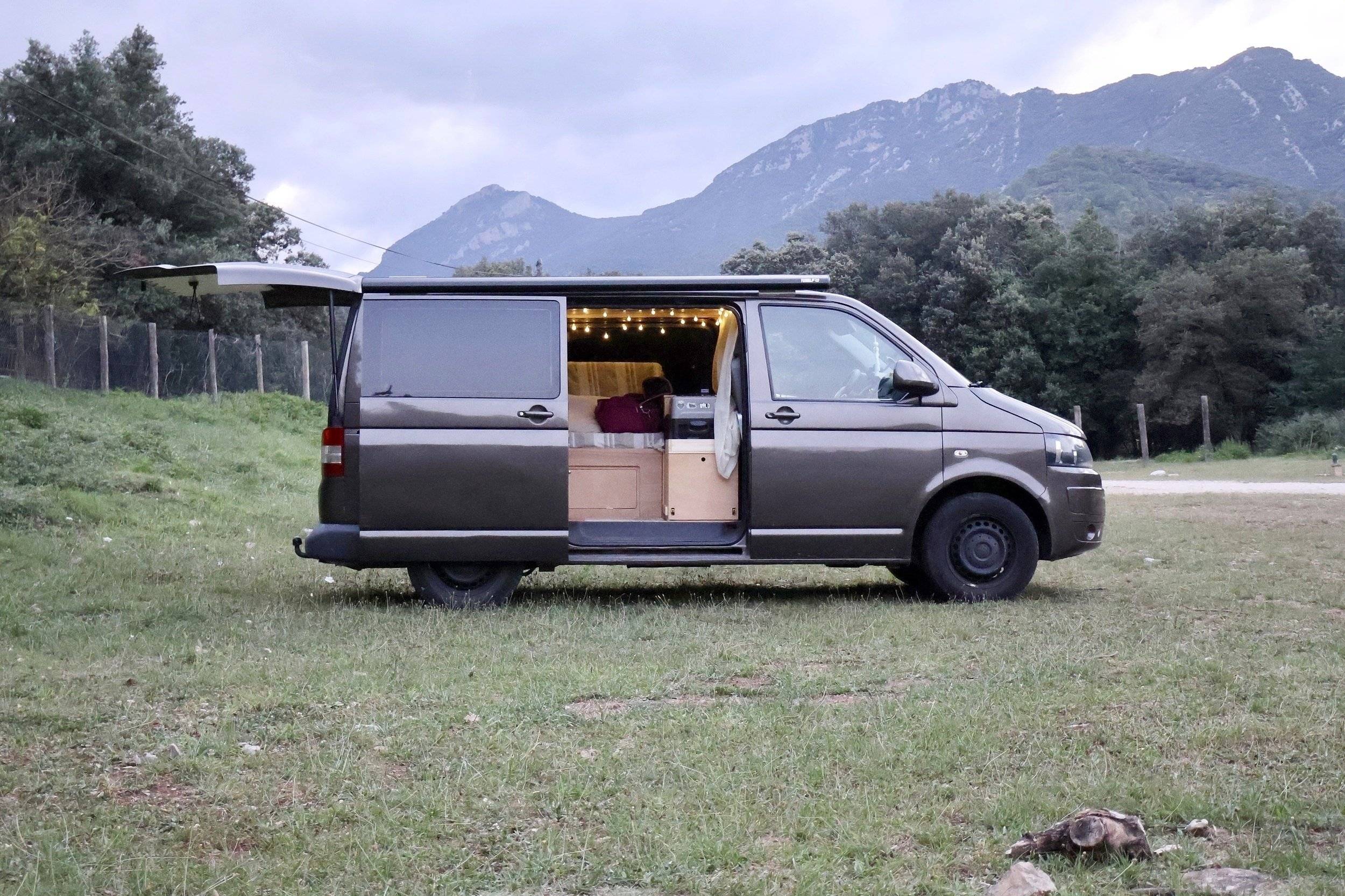 Vista frontale a ¾ Volkswagen Volkswagen T5 4motion 140cv - Yescapa